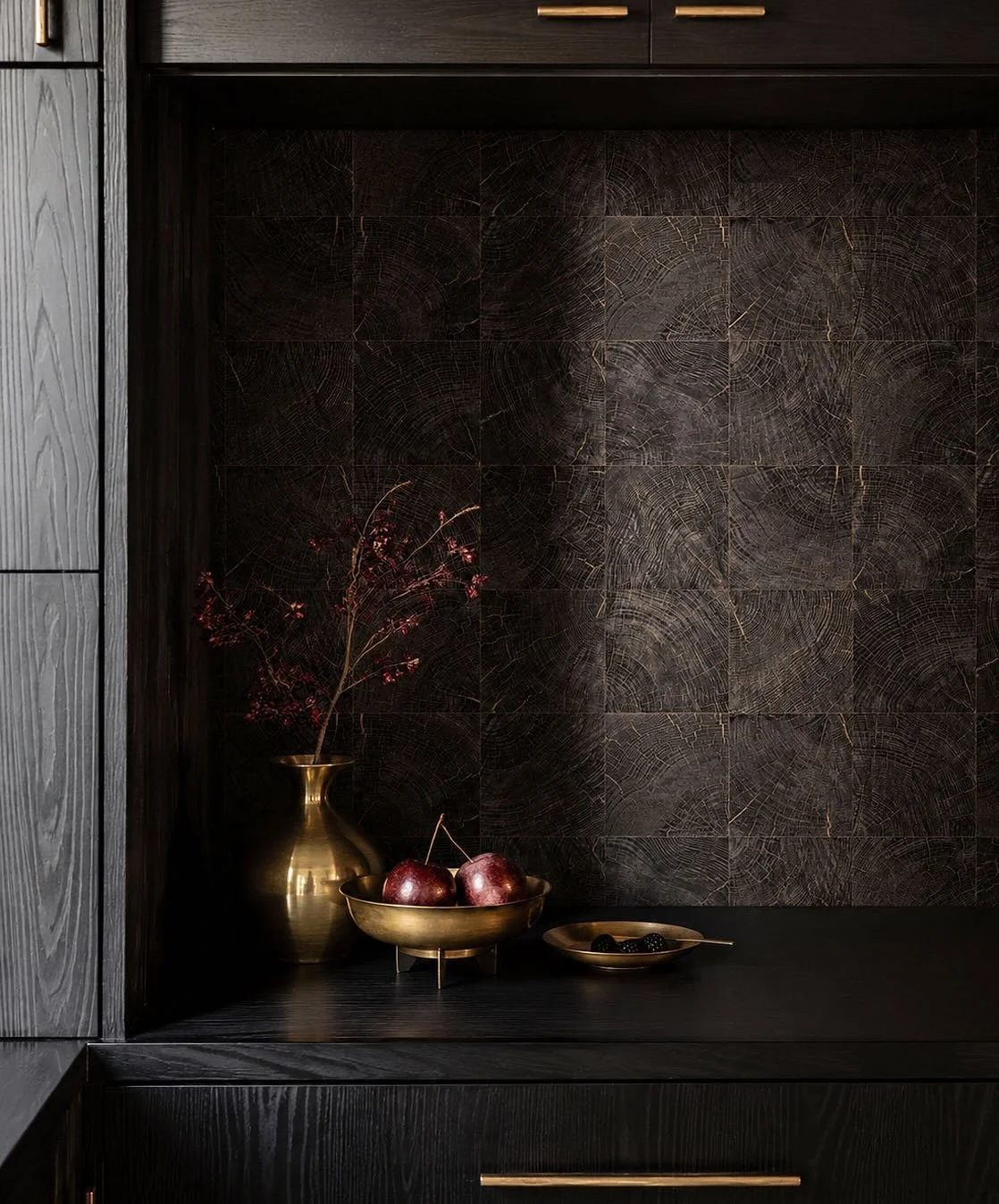 .
Traces of time carved into wood.

木が刻んだ時間の痕跡。

Designed by KAI DESIGN STUDIO