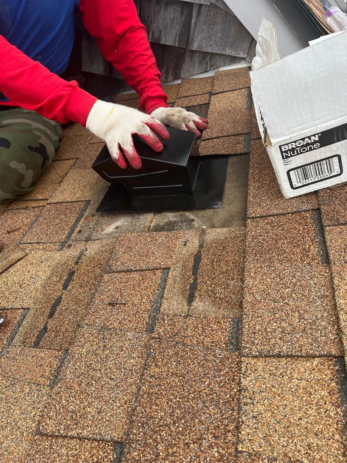 Roof repair services fixing asphalt shingles leaks in Massachussets