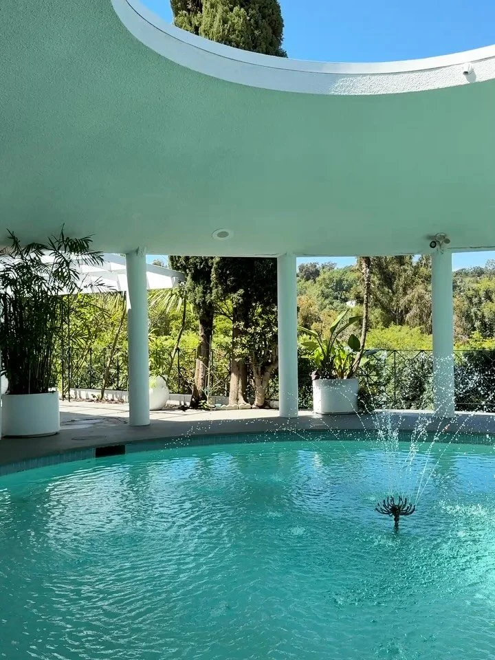 ON THE MARKET ⛲️ Tempo House, 1959. Ray Kappe. Rare. Private. Iconic. Centered around light, form, and a striking circular pool beneath the sky.

4 bedrooms, 4 bathrooms
$2.995M

Listed by Brent Watson, 01183125 &amp; Marco Salari, 02053875 | The Bev