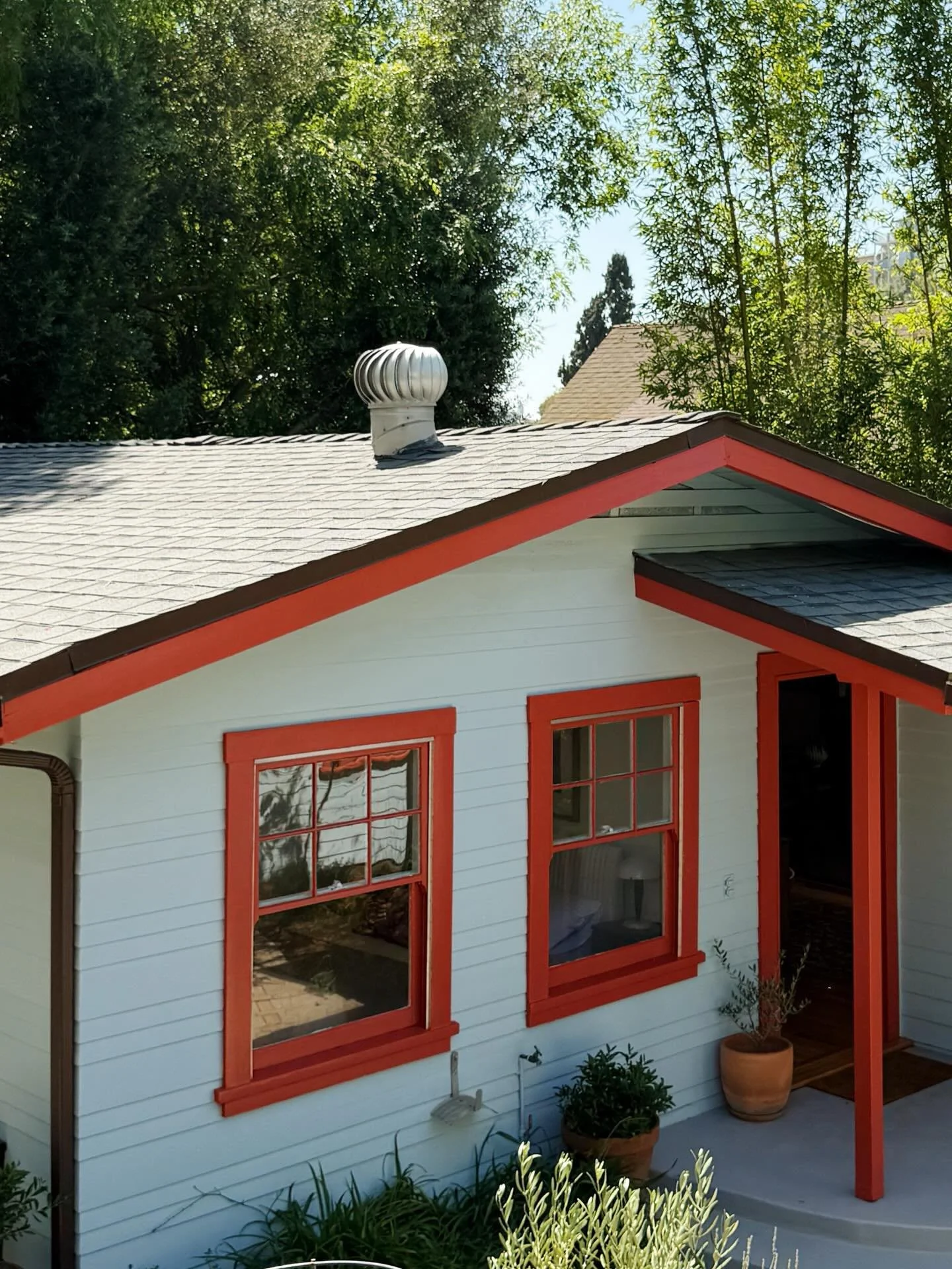 ON THE MARKET 🫎 Street to street Mt. Washington hunting cabin. Cozy indoor/outdoor experience with multiple patios, lush tree coverage and a darling bonus space. Near the bottom of the hill on a mere quarter acre, accessible yet hidden away. 

2 bed