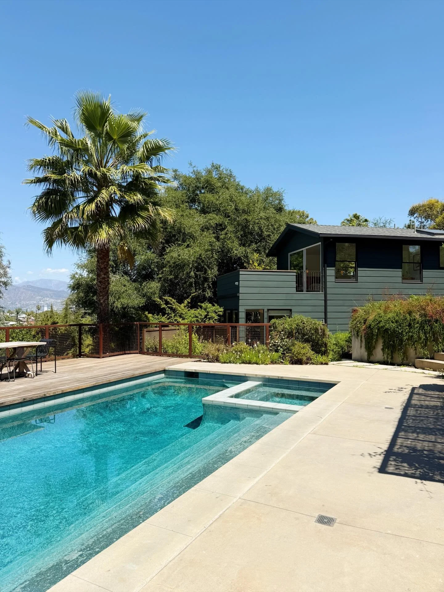 ON THE MARKET 🏀 A Barbara Bestor compound with a little bit of everything. Sunrise over the reservoir, sunset over the observatory, with an elevator to get you effortlessly above Silver Lake. Too many outdoor hang zones to count. 

4 bedrooms, 3 bat