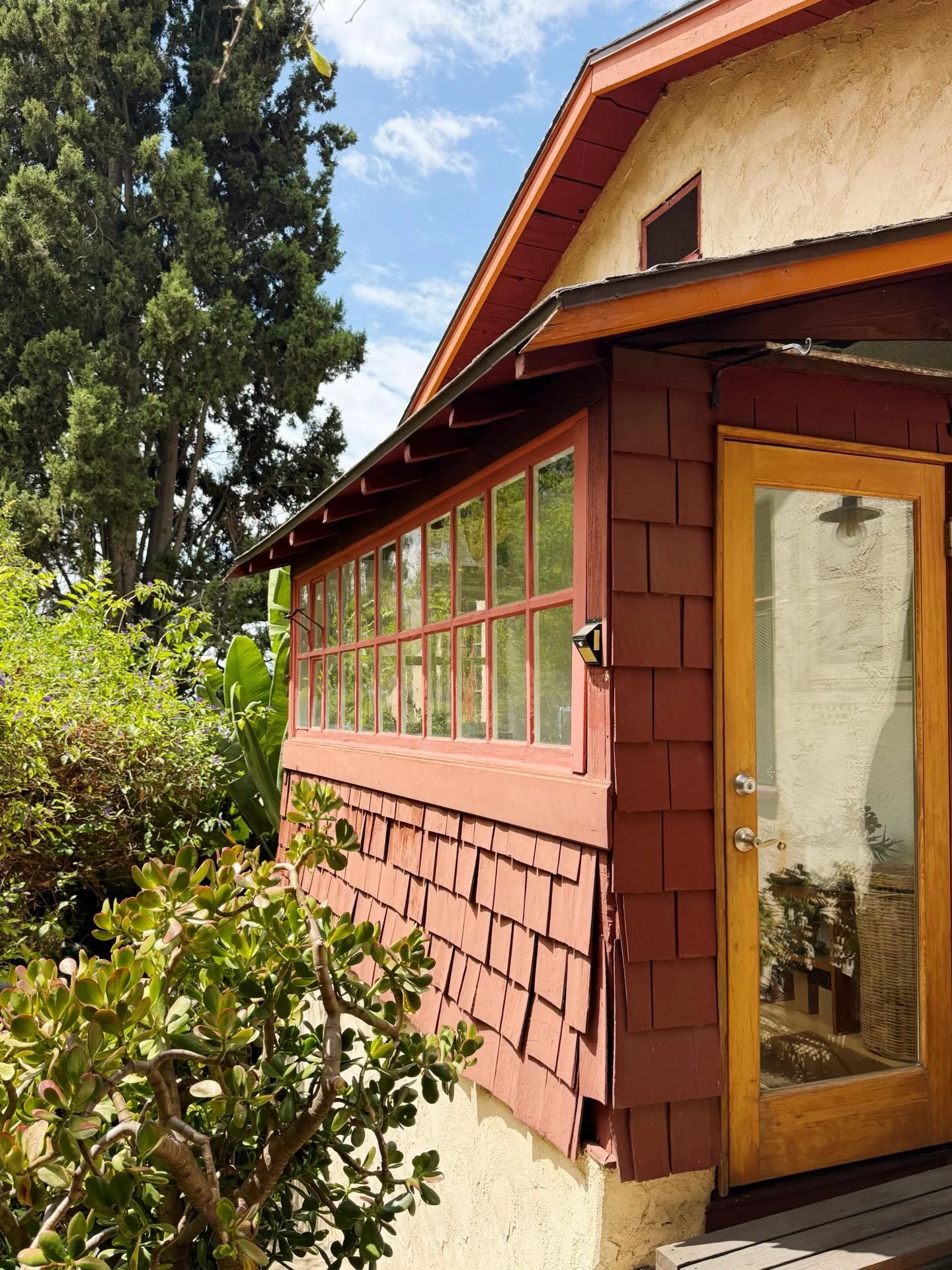 BACK ON THE MARKET 🪵 1 bed mini villa with a bonus space below and garage &mdash; private and romantic up a secret garden path. Price reduction, with the same amount of charm. The one that got away is available again 👀

1 bedrooms, 2 bathrooms
$725