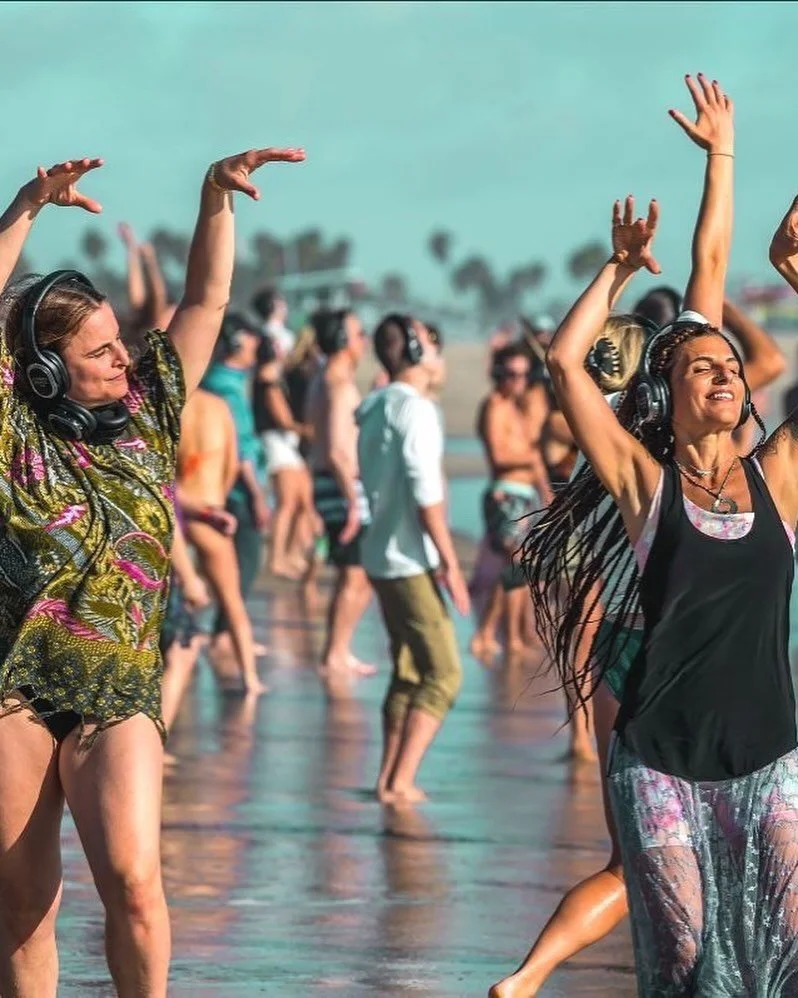 TODAY WE DANCE! 🌊☀️🎧

@saritasolofficial is back from Hawaii and joining us on Venice Beach today for an afternoon of music, movement, ocean air + community. 💃🌴

Drawing from her Latin, Afro + Eastern European roots, Sarita weaves Afro beats, wor