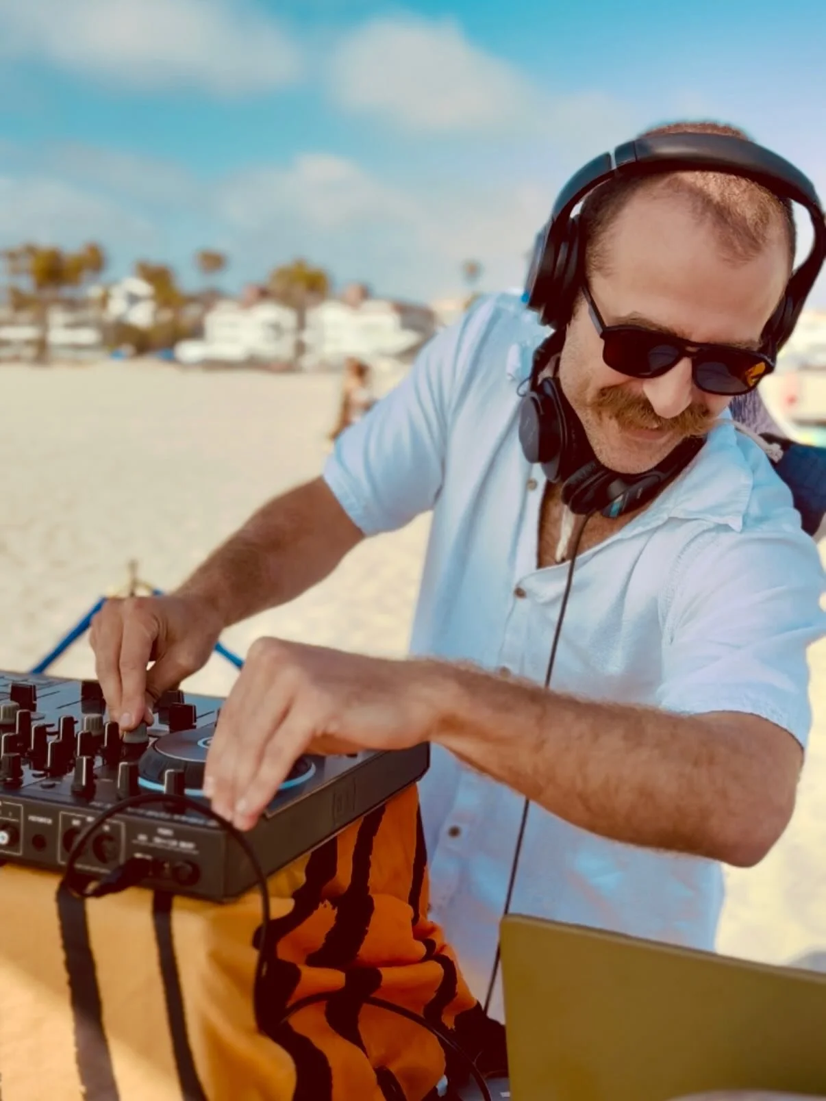 TODAY WE DANCE! ☀️🌊🕺

Join us on Venice Beach this afternoon as @chayu_music + @lunarhalomusic bring the beats, grooves + live percussion to the sand! 🥁✨

Come move, connect, shake off the week and give your nervous system a little Sunday reset. ?