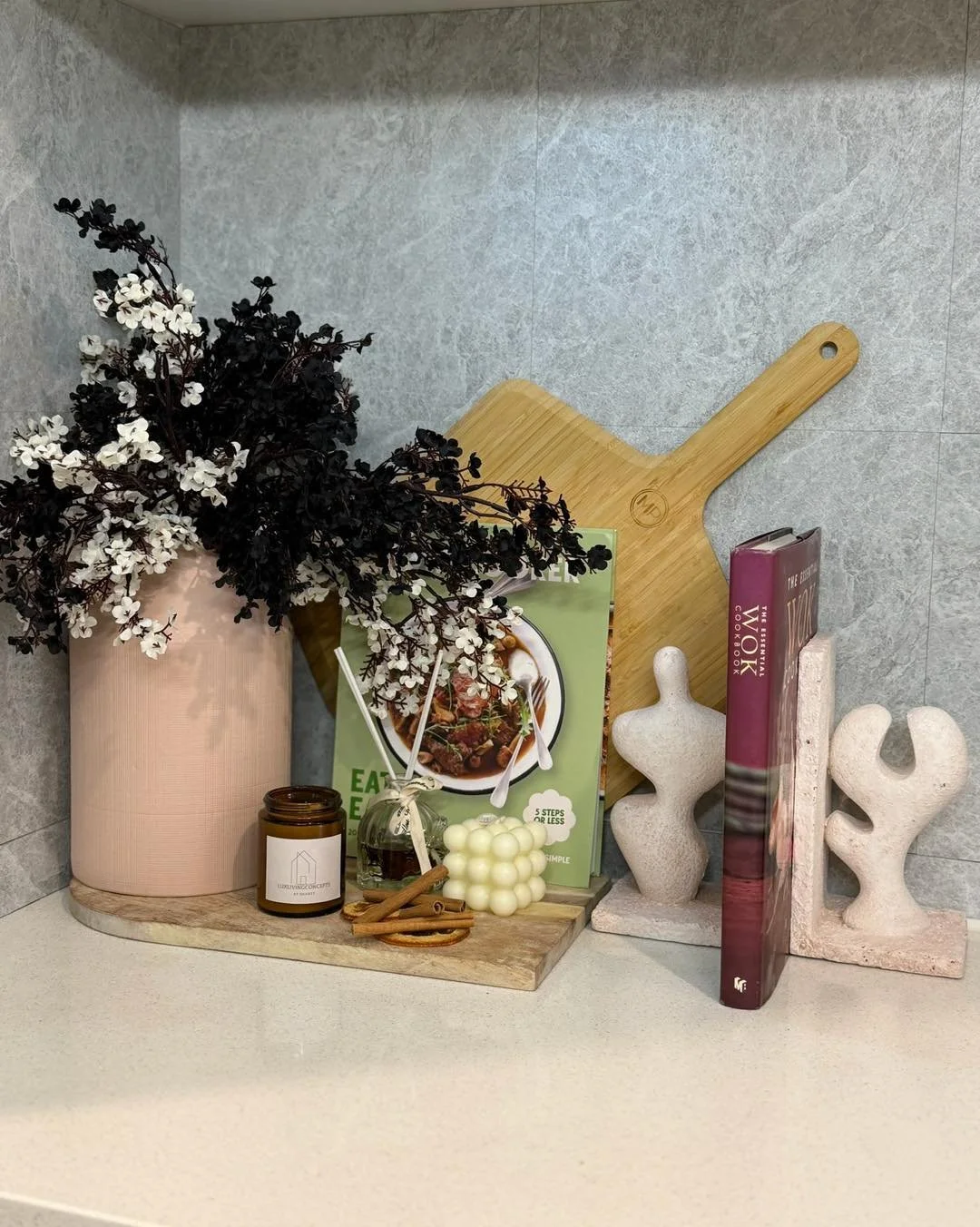 What&rsquo;s on your kitchen tray ? 🤍
The beauty of a well styled kitchen is in the details- a cookbook waiting to be opened, warm toned candles , textured pieces, wooden boards and accents that make the space feel lived in yet elevated. 

We love s