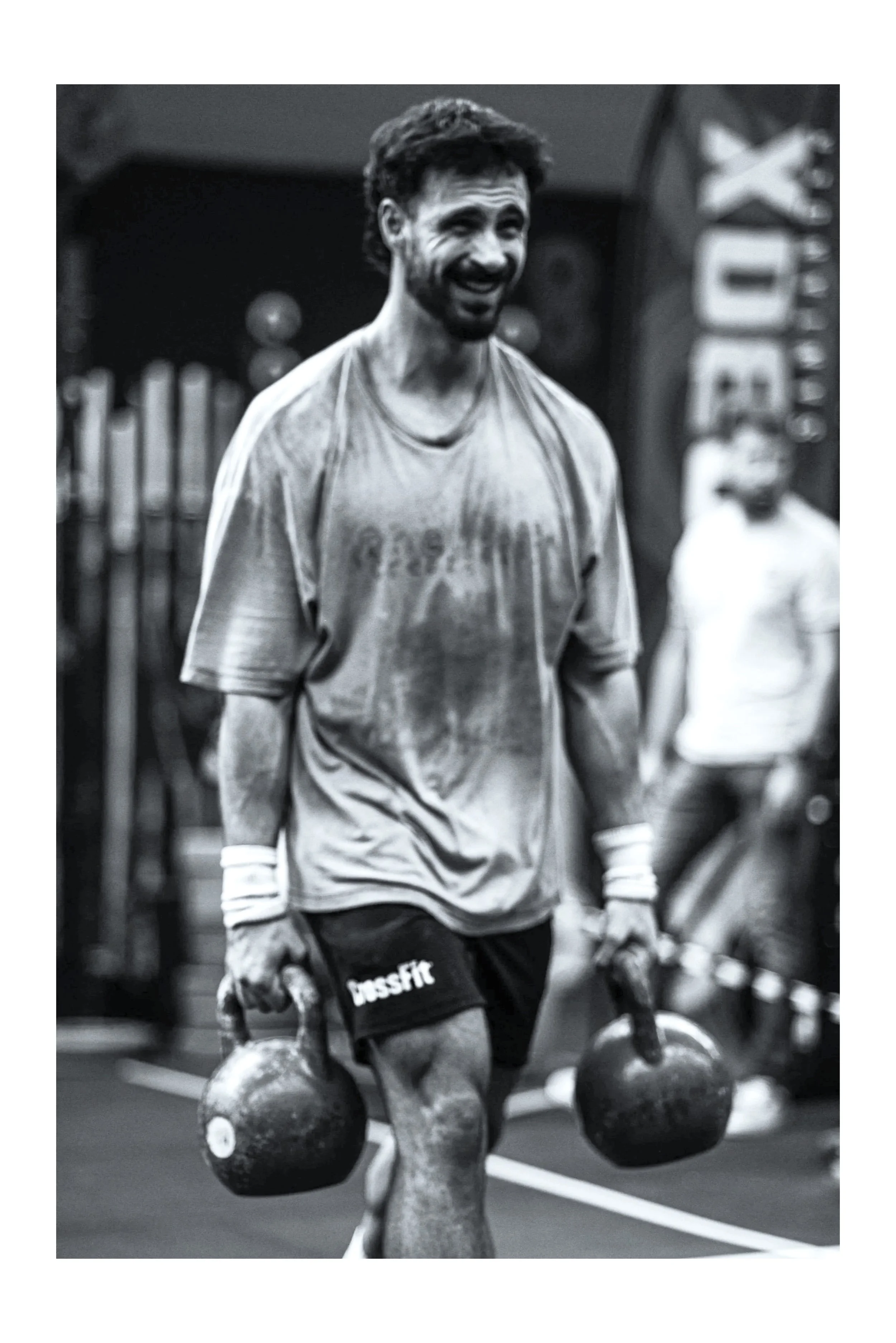 Santander, Mujer, levantando barra con pesas, Crossfit, Hyrox, endurance, Entrenamiento Hibrido, Personal Trainer, Entrenamiento Personal, halterofilia, BJJ, Jiu Jitsu, Fitrace, Fit Racing, Oposiciones, en, Santander, Cantabria. Gimnasio Santander