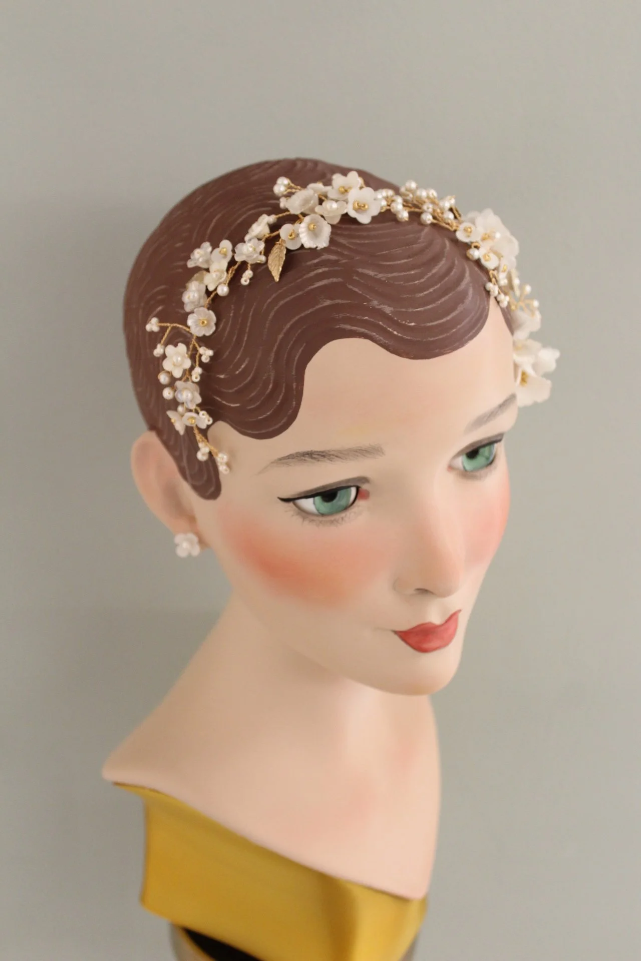 Kunststoff-Model einer Dame mit Brautfrisur und Blumenkrone