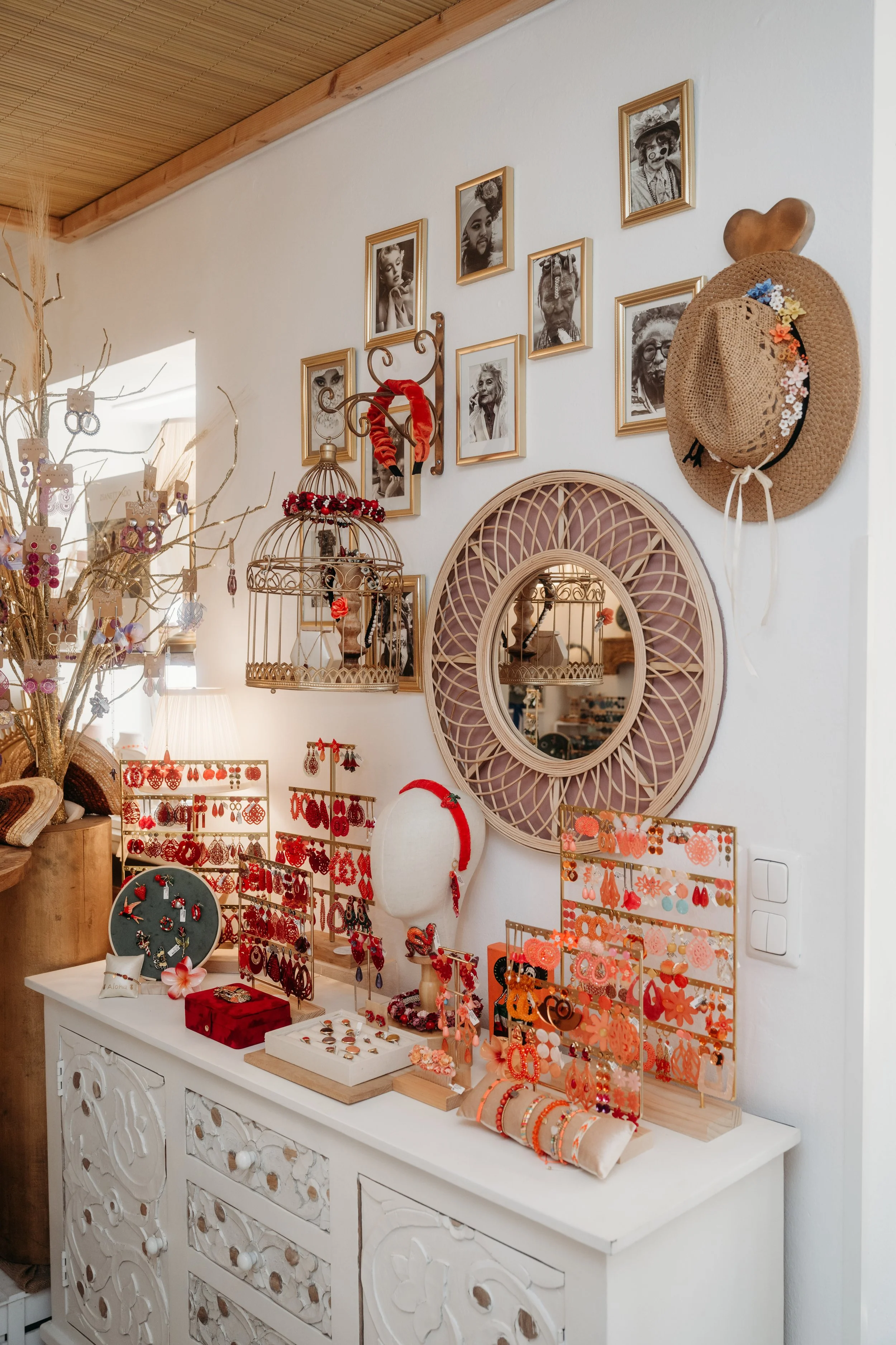 Dekorierter Raum mit Fotos, Schmuck, Hut und Spiegel