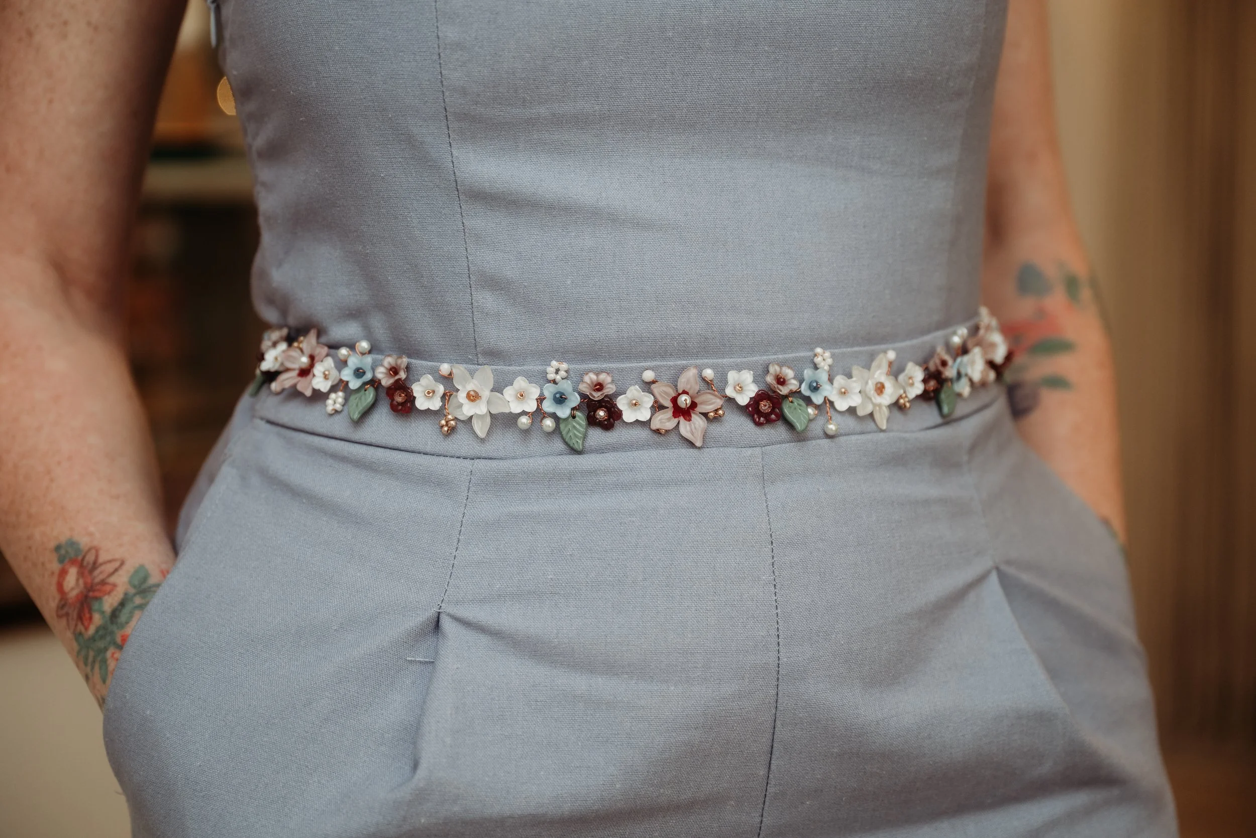 Nahaufnahme eines Damenrockes mit einer floral-verzierten Taille, die aus kleinen Blumen und Blättern besteht.