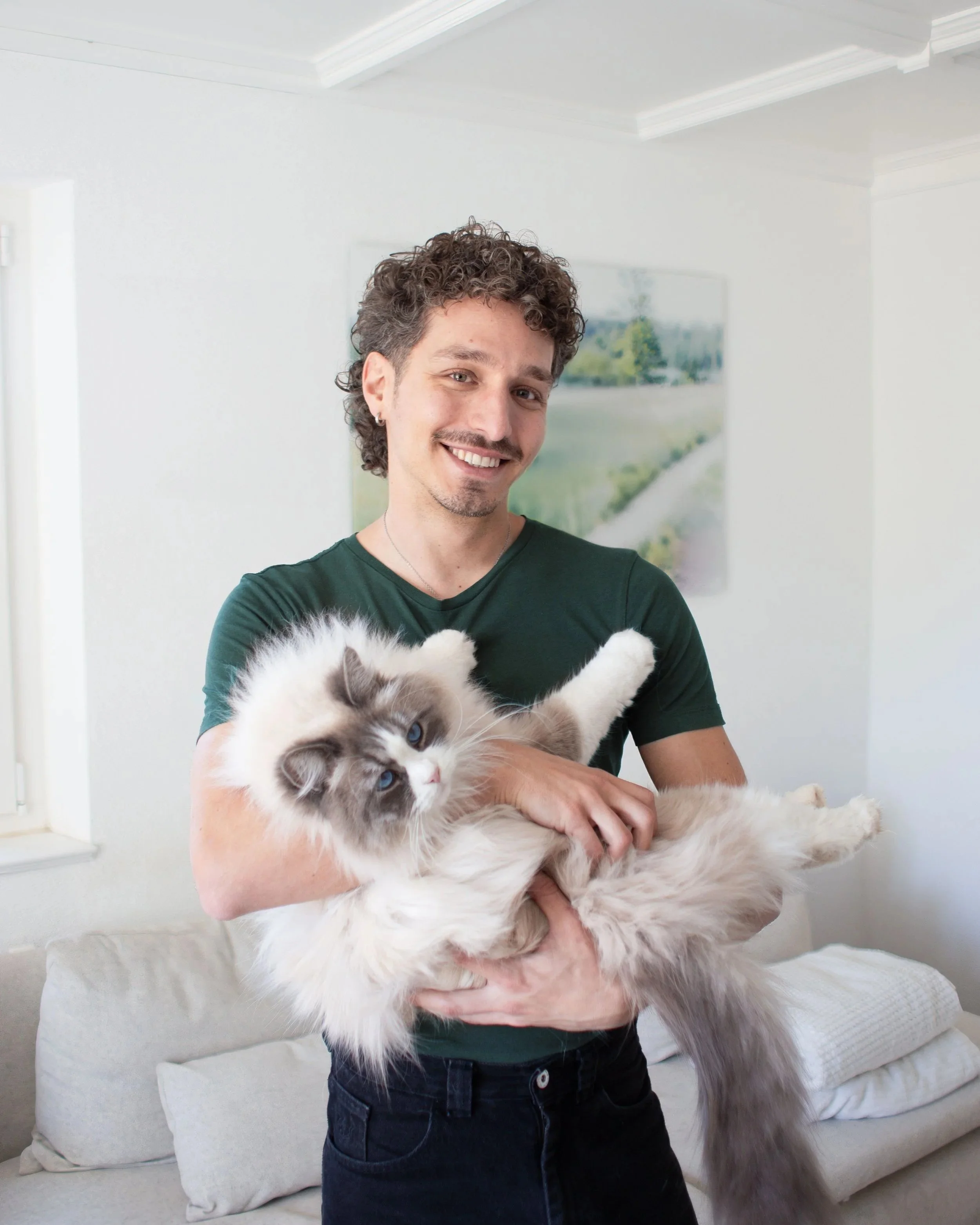 Portrait von Tierheilpraktiker mit Katze, Behandlung einer Katze mit traditioneller Europäischer Naturheilpraktik