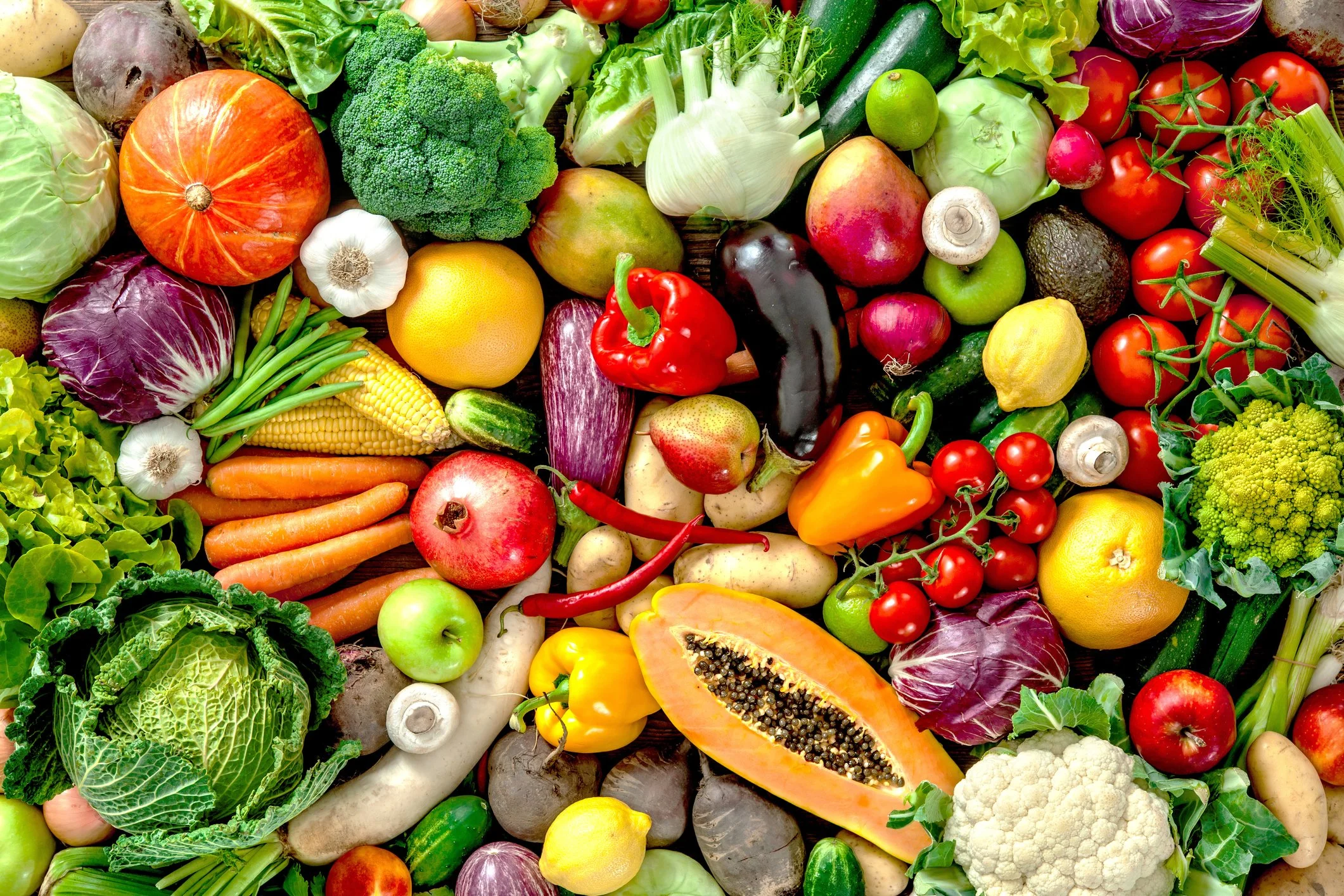 Frodige grønnsaker og frukt, inkludert brokkoli, paprika, hvitløk, tomater, agurk, gulrot, appelsin, vannmelon, blomkål, og papaya.