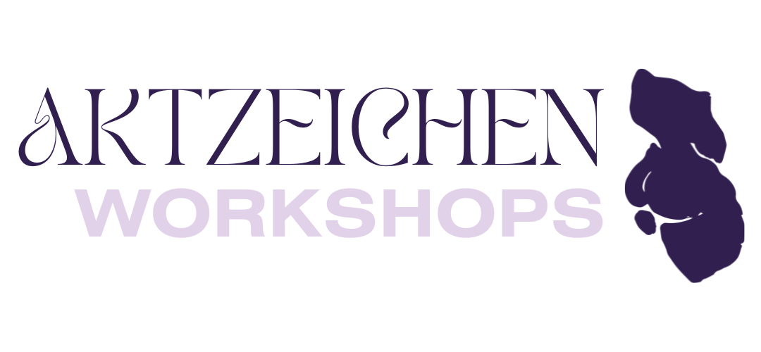 Das Bild zeigt den Schriftzug "ARTEZIECHEN WORKSHOPS" mit dem Wort "ARTEZIECHEN" in dunkelvioletter, stilisierter Schrift und "WORKSHOPS" in hellvioletter, fetter Schrift daneben. Auf der rechten Seite befindet sich eine dunkelviolette, abstrakte Illustration, die wie eine Blume oder ein organisches Muster aussieht.