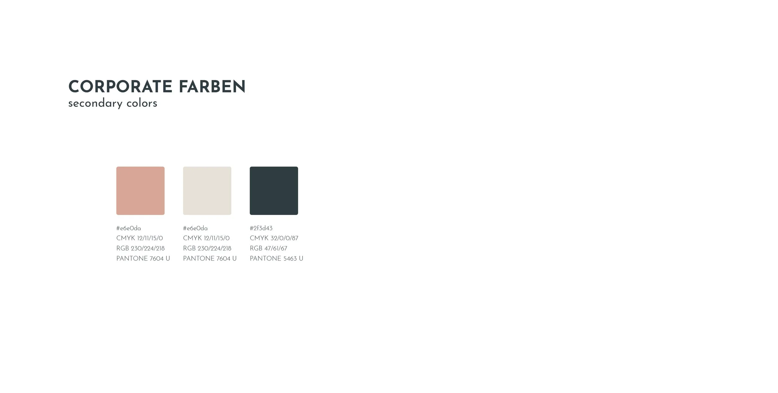 Farbpalette mit drei Farbfeldern in Creme, Hellrosa und Dunkelgrau, inklusive Farbcode, CMYK, RGB und PANTONE Angaben.