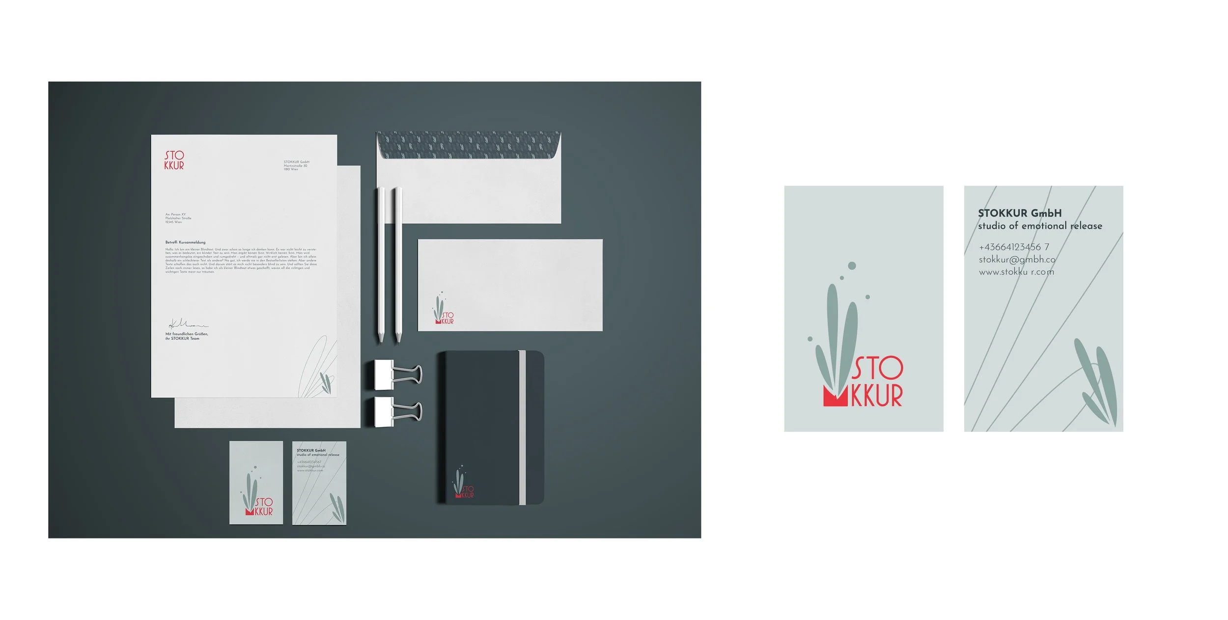 Ein Büro-Design mit Briefpapier, Umschlägen, Visitenkarten, Stiften, Clip, Notizbuch, und weiteren Büromaterialien, alle mit einem modernen, minimalistischen Stil und einem graugrünen Akzent. Auf der rechten Seite sind Visitenkarten mit Logo und Kontaktinformationen.