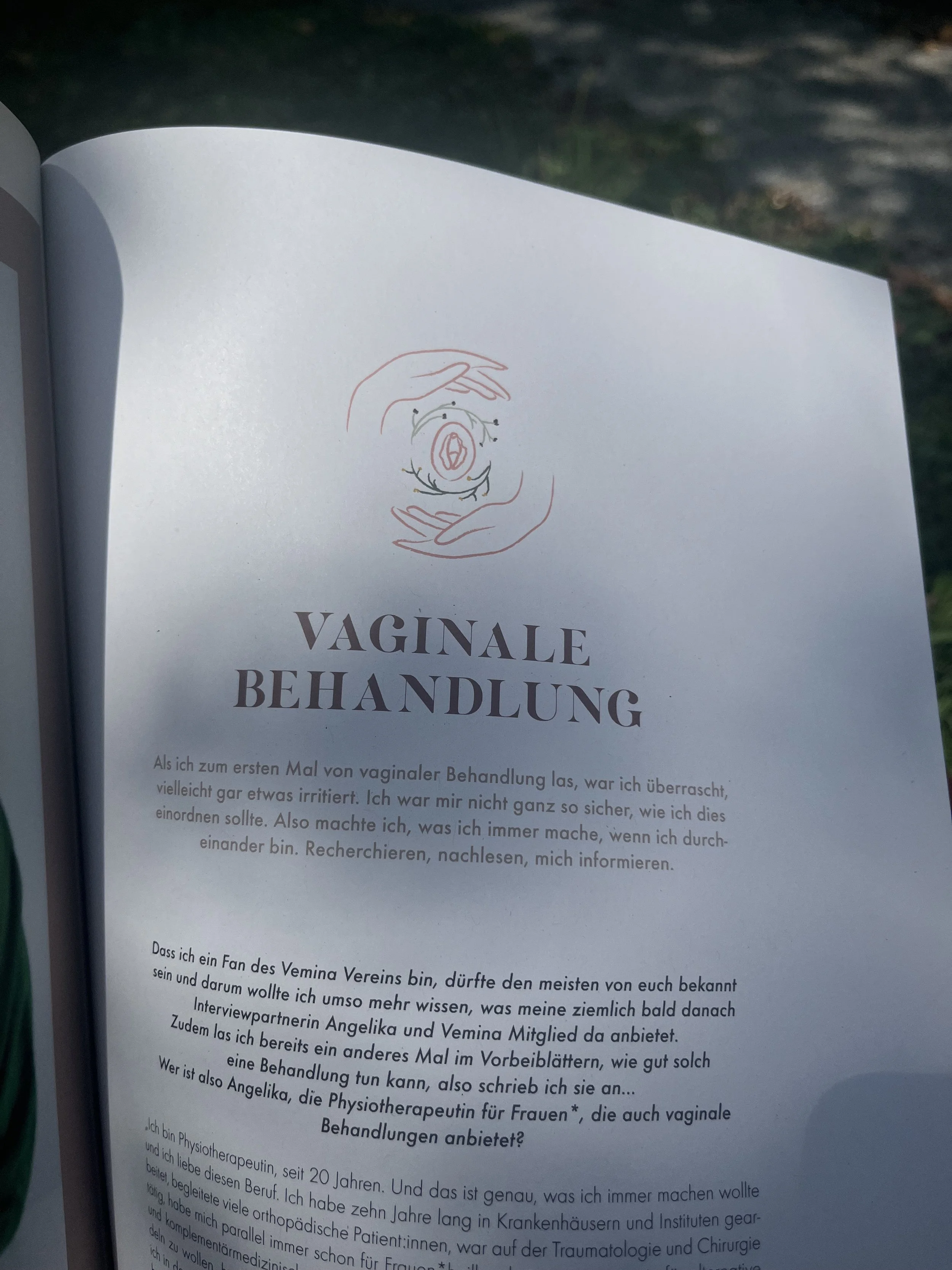 Eine Broschüre mit der Überschrift 'Vaginale Behandlung'. Das Bild zeigt die Seite mit Text in deutscher Sprache und einem stilisierten Symbol einer Hand, die eine andere Hand hält, um eine medizinische oder pflegerische Handlung zu symbolisieren.