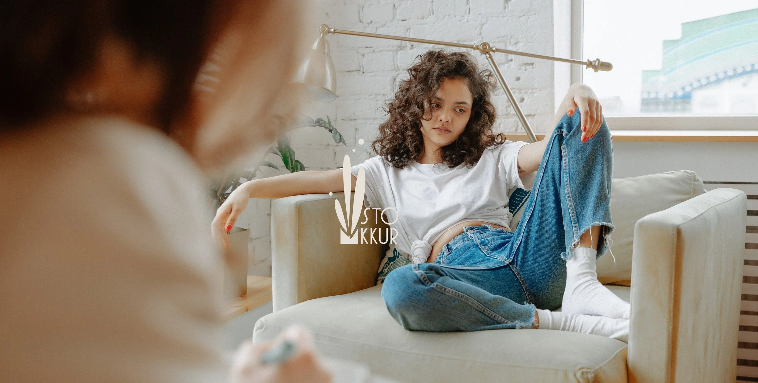 Foto von einer Frau auf einer Couch, Logo davor, gestaltet vom Wiener Design Studio "honest design", von Katharina Lorenz