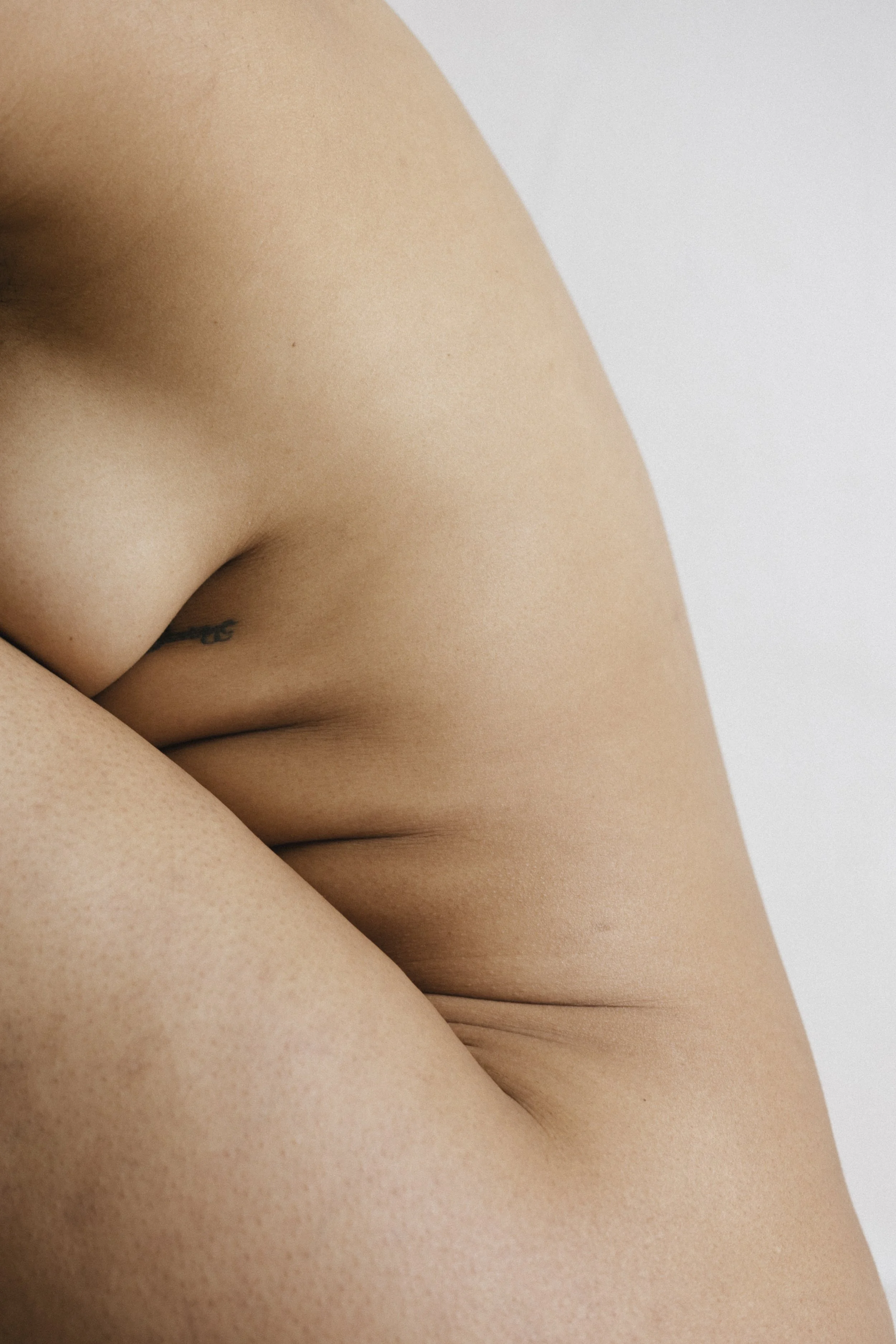 Foto von einem nackten Oberkörper, beschreibend für einen online Workshop für mehr selbst Akzeptanz und selbstliebe. mit Meditation, Breathwork, Kunst.