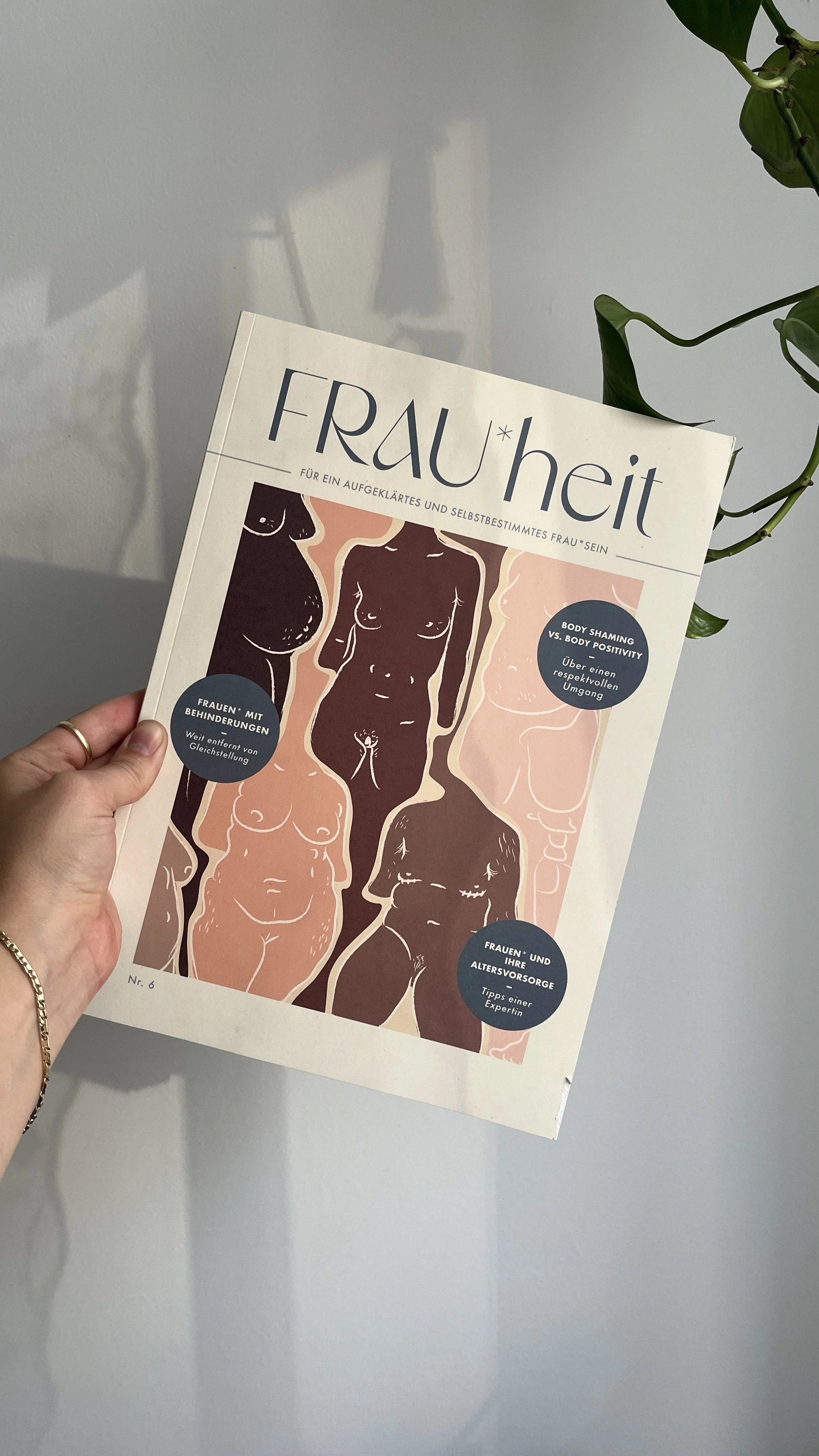 Foto vom Frau*heit Magazin mit Cover Illustration von Katharina Lorenz