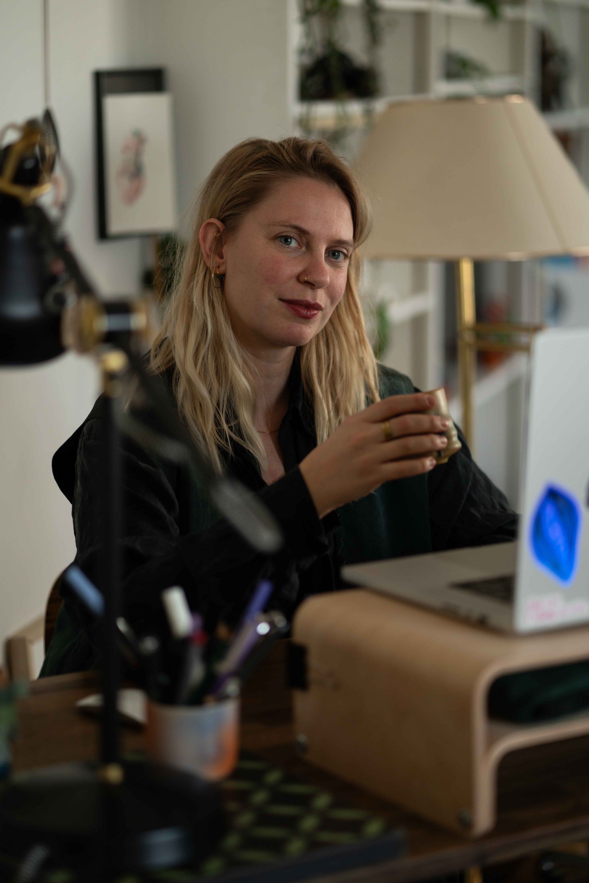 die wiener Illustratorin und Grafikdesignerin Katharina Lorenz am Schreibtisch, vom Unternehmen "honest design"