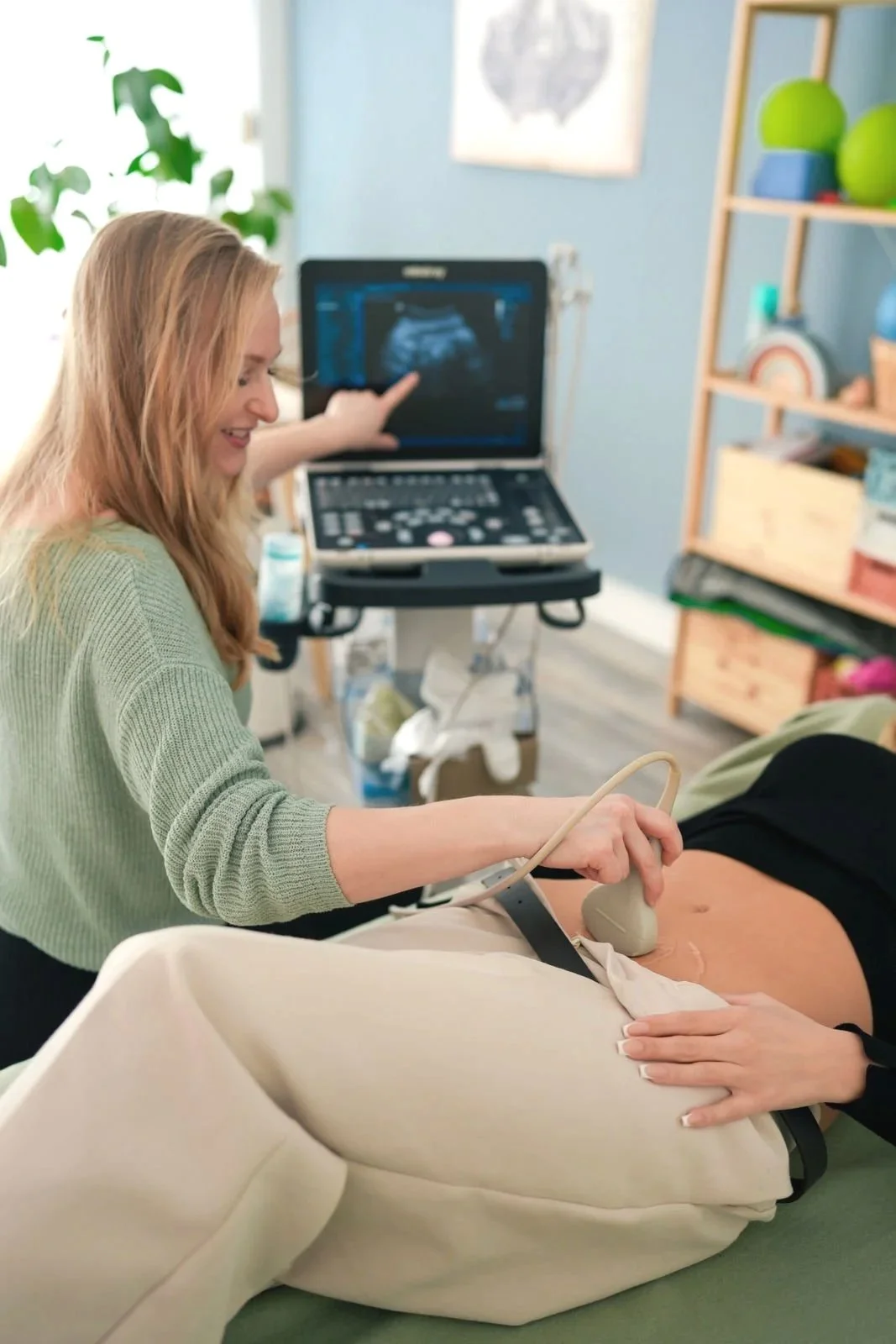 Kundin bei dem Beckenboden Check-up mit Ultraschall-Gerät