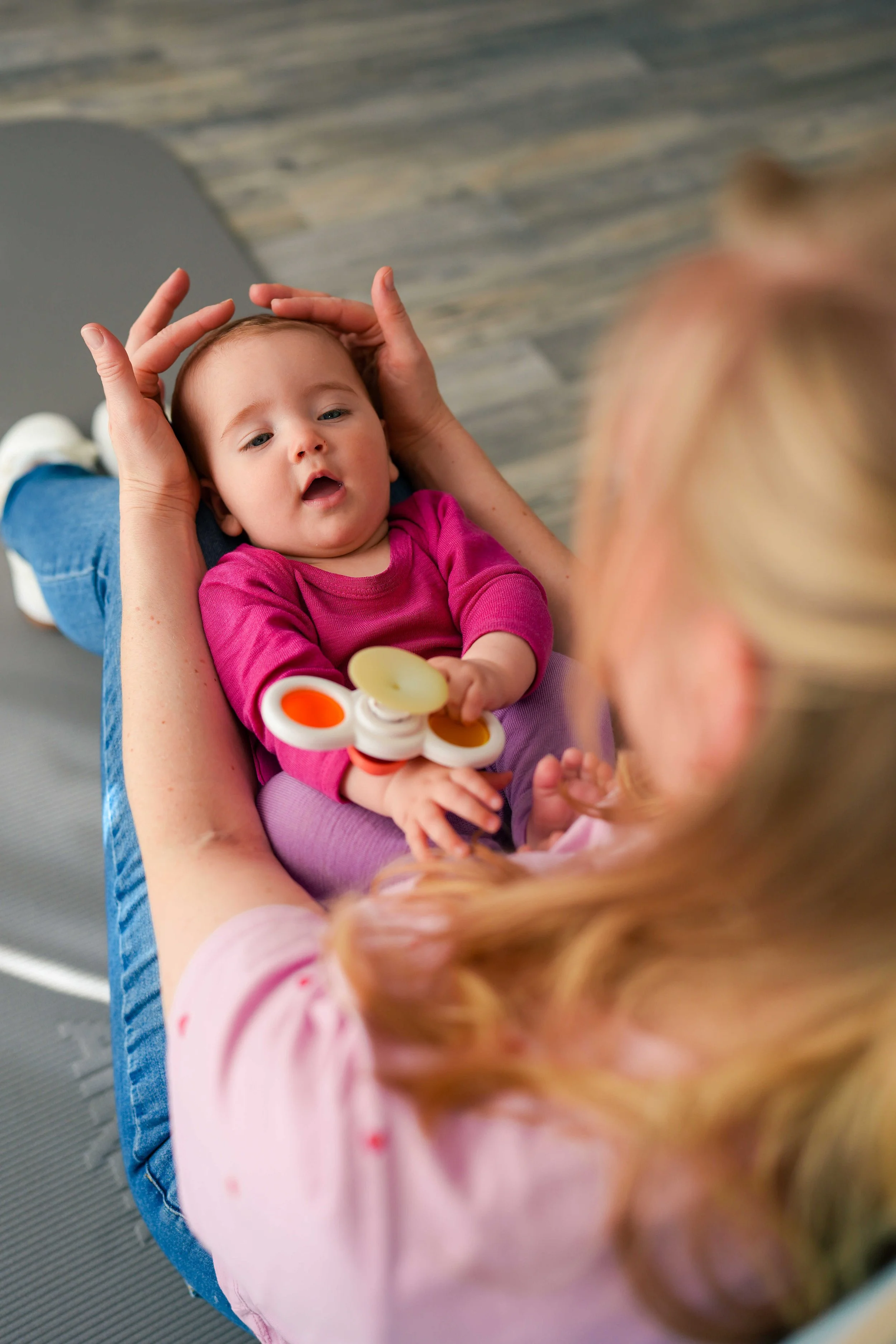Baby auf dem Schoß bei der Behandlung
