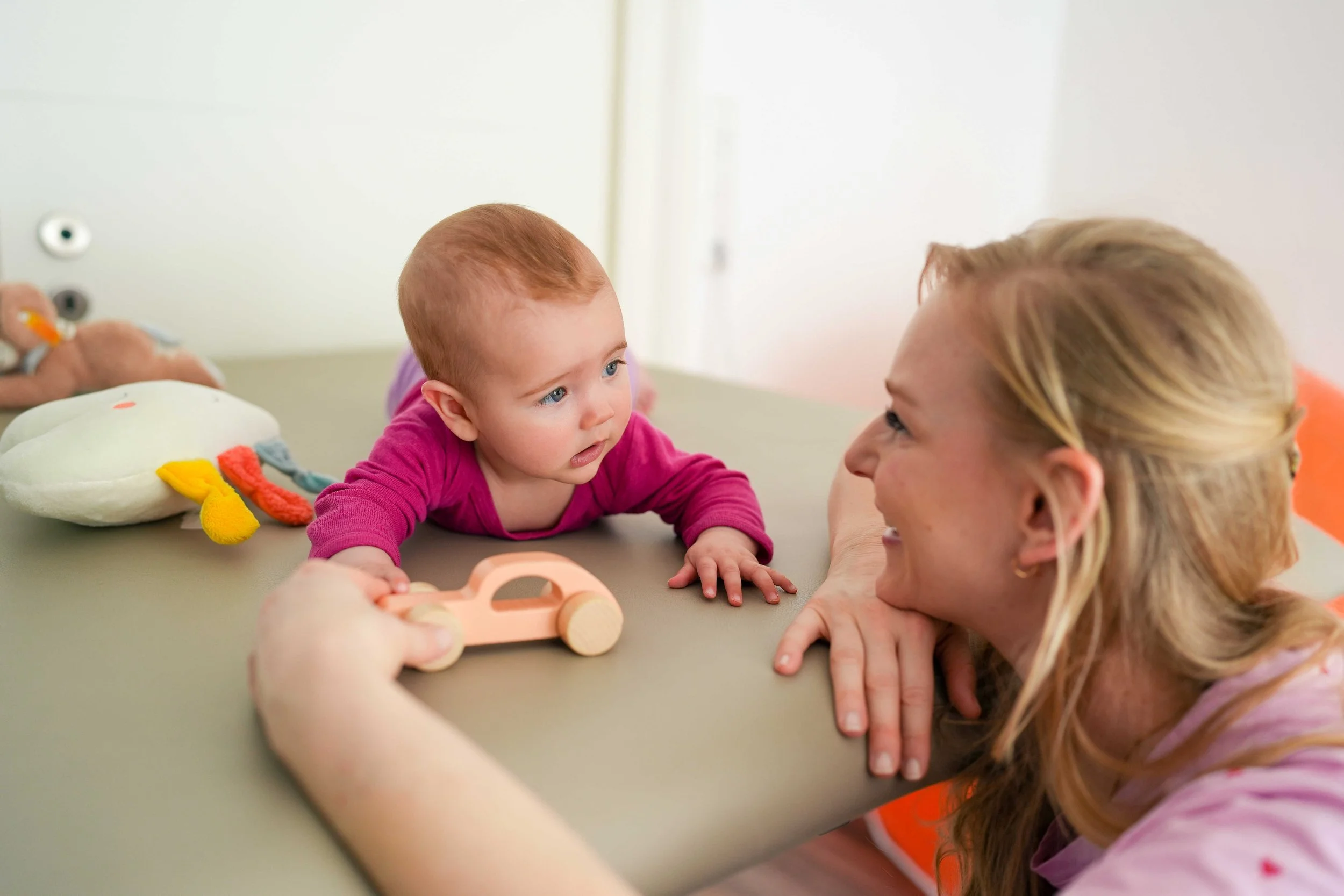 Baby auf dem Bauch bei der Behandlung mit Jessi