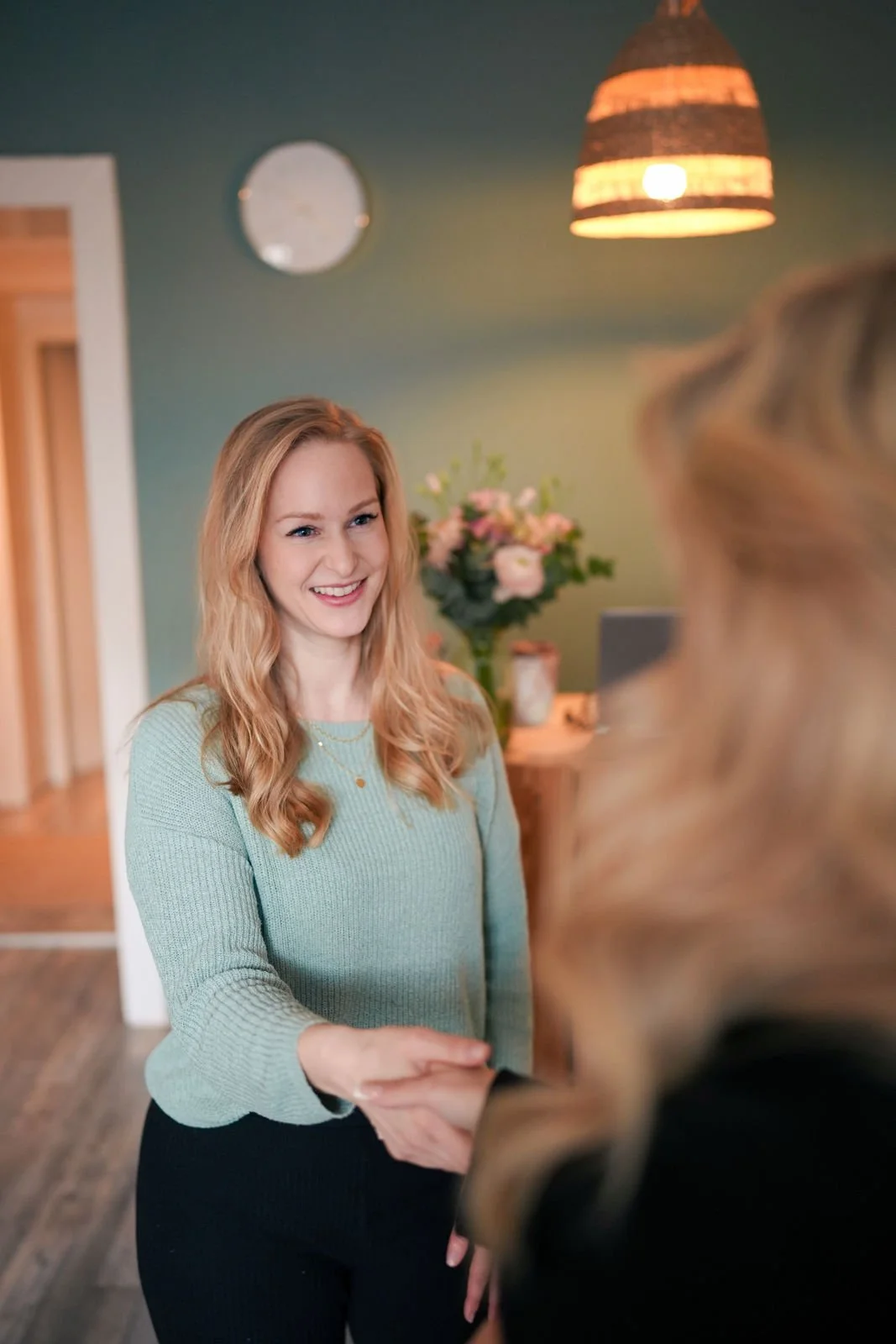 Jessica empfängt Kundin in Praxis