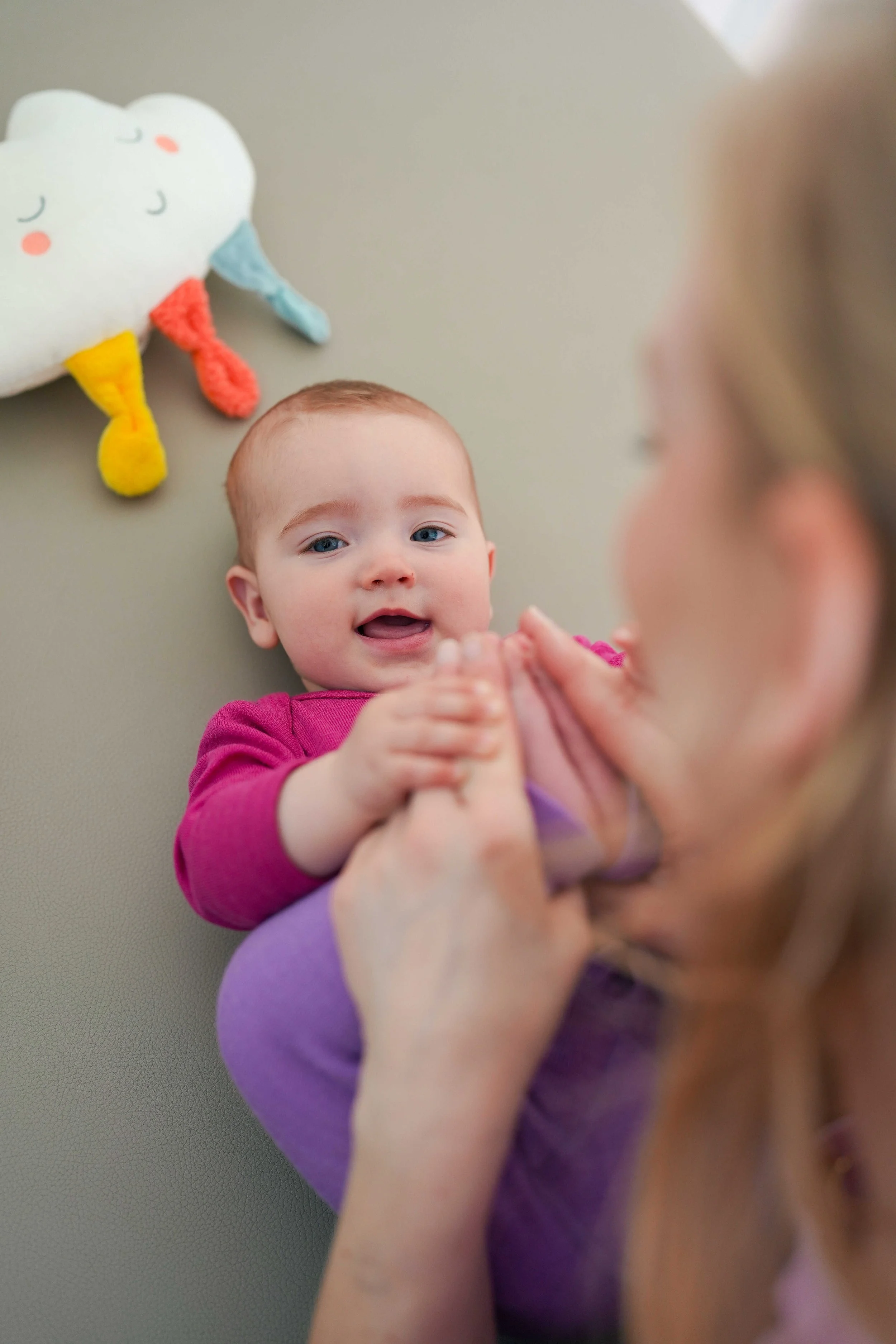 Baby auf dem Rücken bei der Behandlung