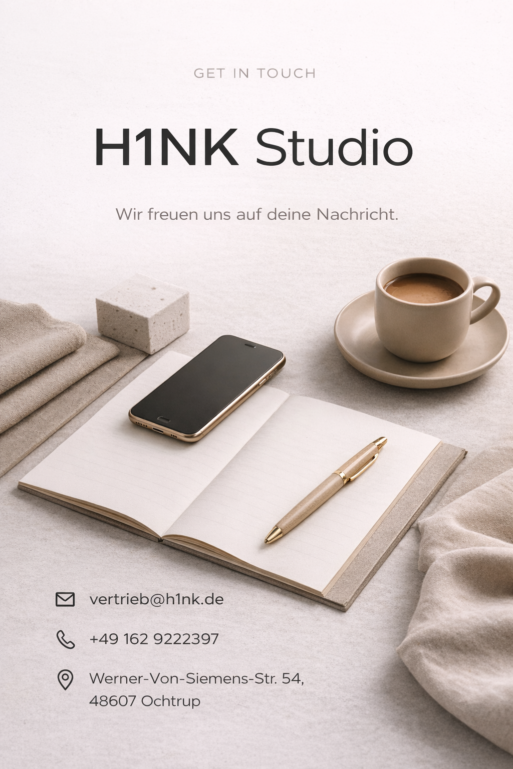 Besprechungsnotizen mit Smartphone, Kaffeetasse, Notizbuch, Kugelschreiber, Geschwisterkuchen, und Handtücher auf einem Schreibtisch. Text oben: 'GET IN TOUCH', Mitte: 'H1NK Studio', darunter: 'Wir freuen uns auf deine Nachricht.' Unten: Kontaktinformationen mit E-Mail, Telefonnummer und Adresse.
