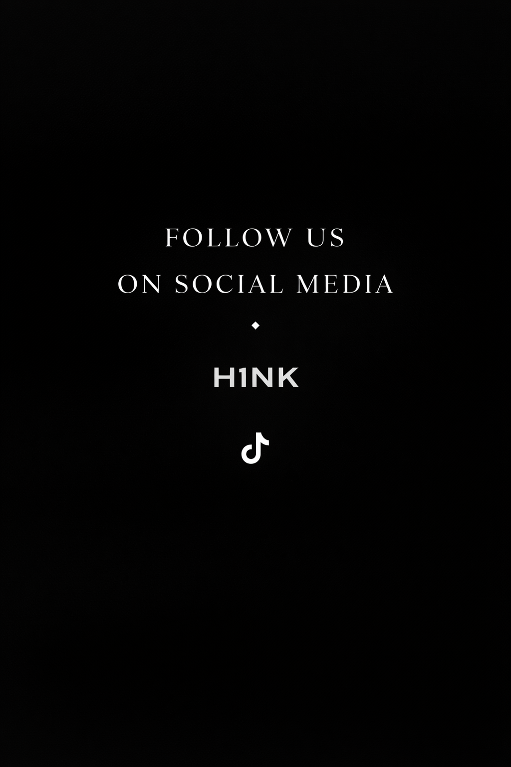 Ein schwarzes Bildschirm mit weißem Text, der zum Folgen auf sozialen Medien auffordert, inklusive TikTok-Logo.