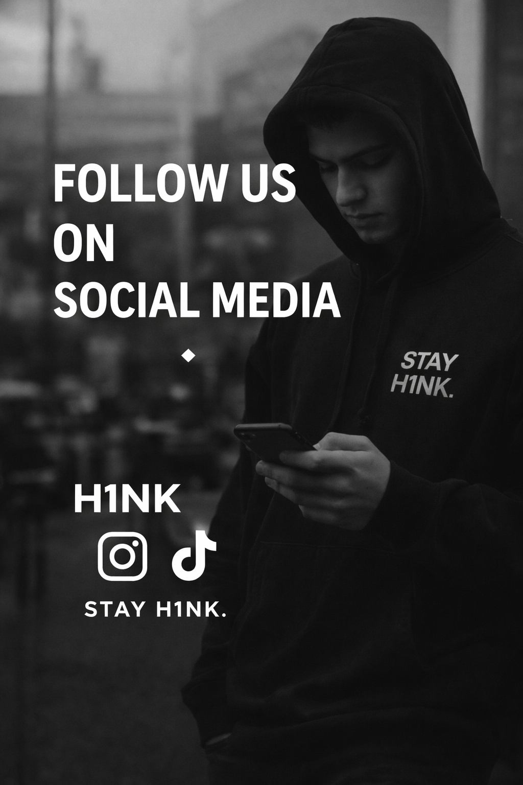 Junge in schwarzer Kapuzenjacke mit 'STAY H1NK' Schriftzug auf der Brust, der auf einem Smartphone schaut, in Schwarz-Weiß, mit sozialen Medien-Logos für Instagram und TikTok im Bild.