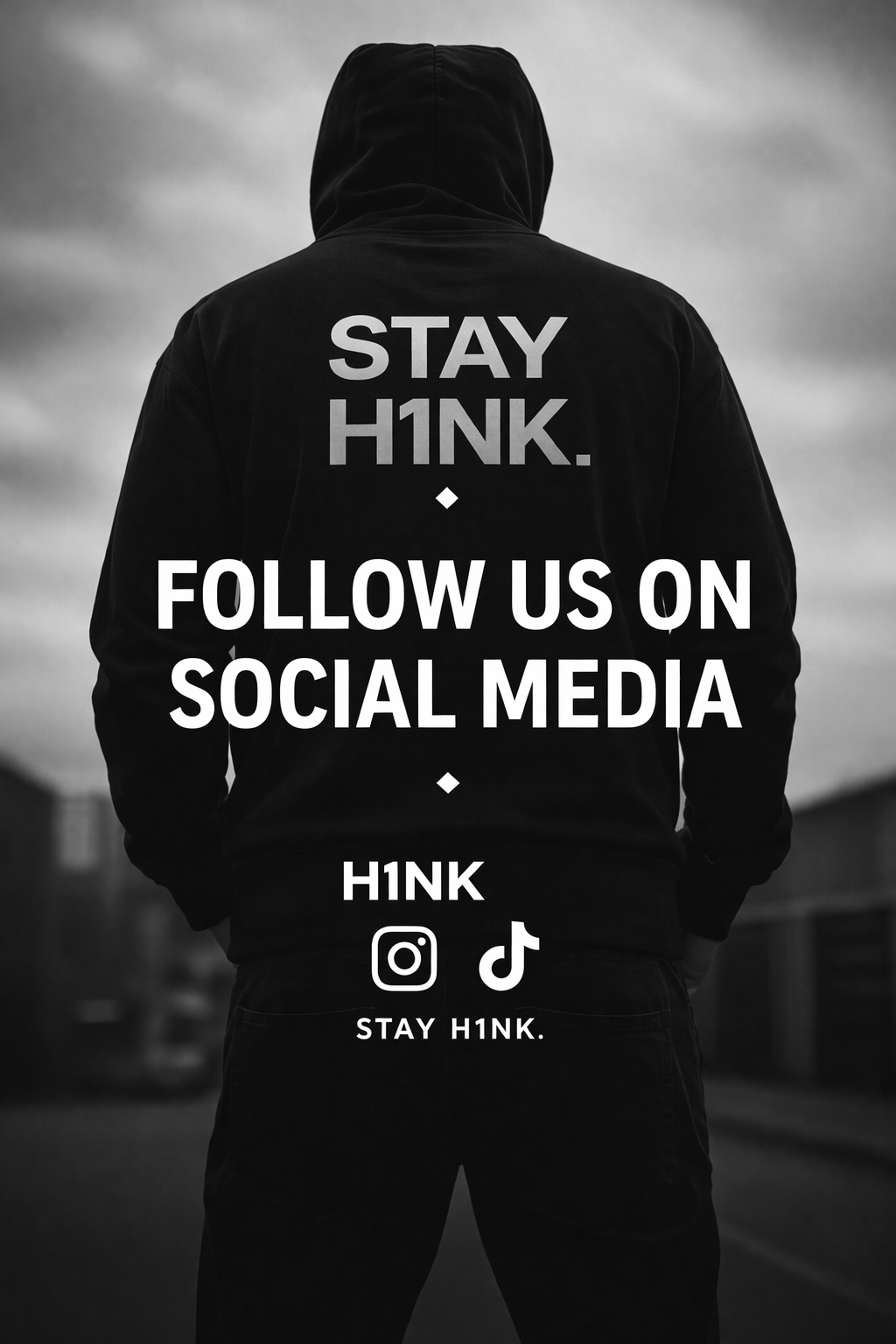 Schwarze Jacke mit weißen Texten: "STAY H1NK" und Aufforderung, sozialen Medien zu folgen, einschließlich Symbole für Instagram und TikTok.