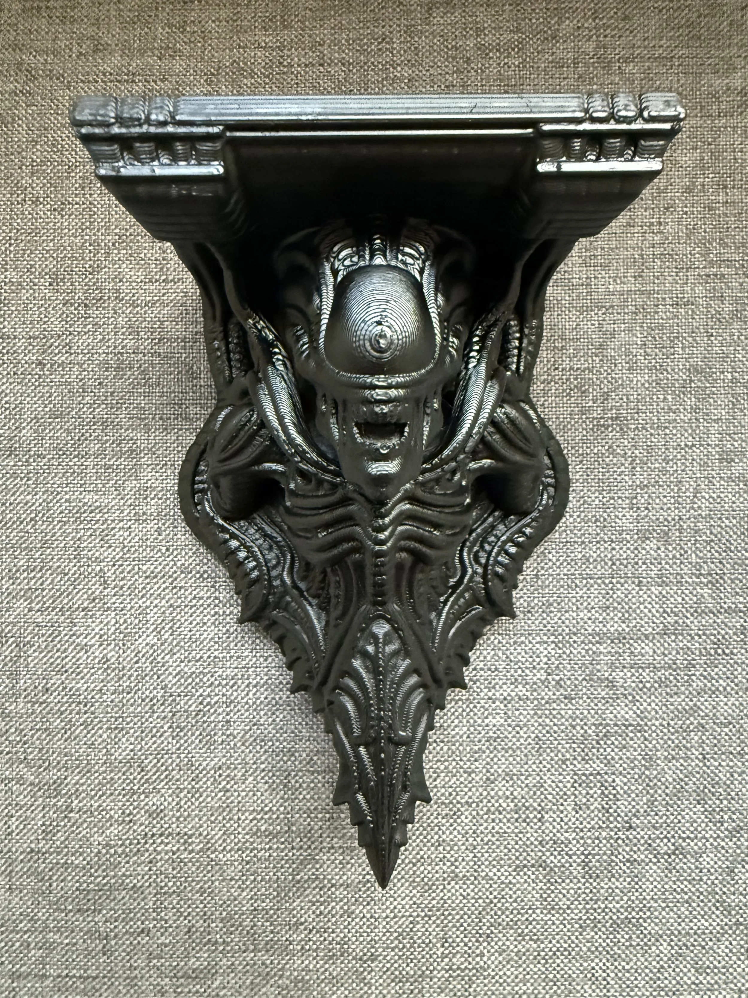 Xenomorph Alien Display Shelf – Sci‑Fi Collector Edition