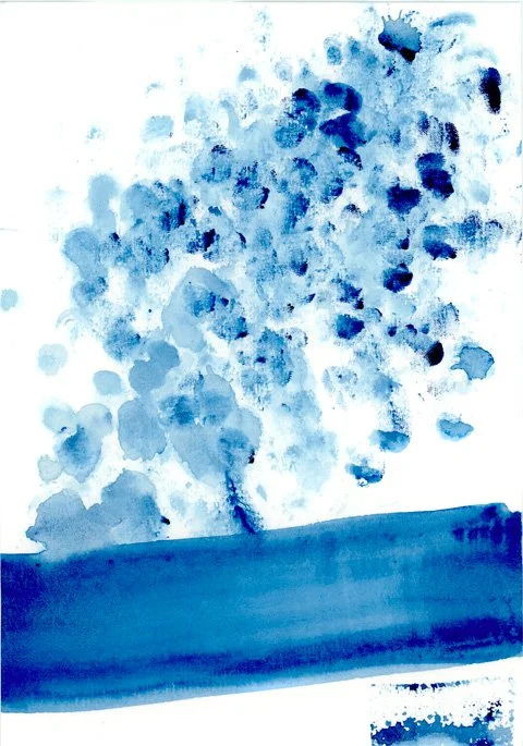 Peinture abstraite en aquarelle avec des taches de différentes nuances de bleu, représentant un arbre et un sol.