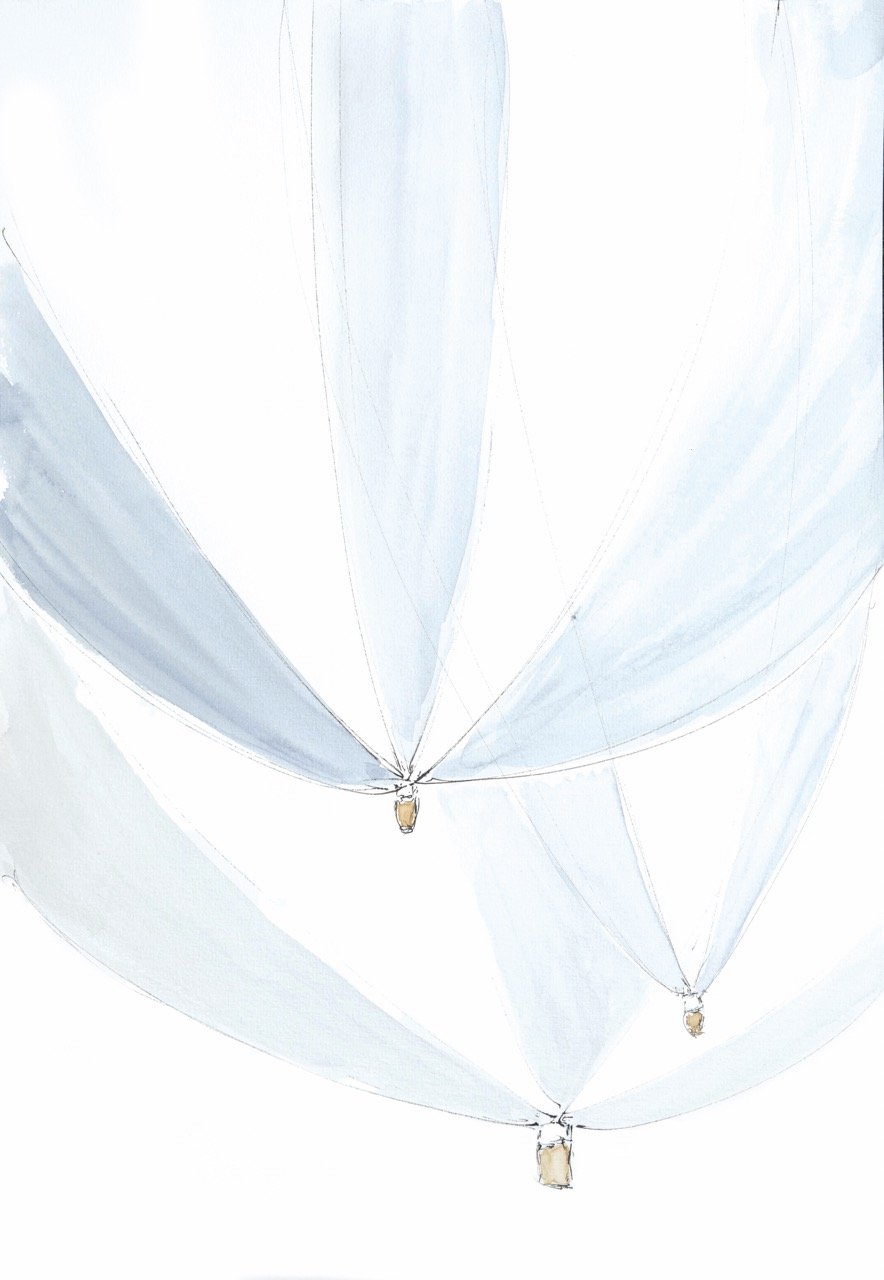 Ballons en papier de couleur bleue et blanche suspendus.