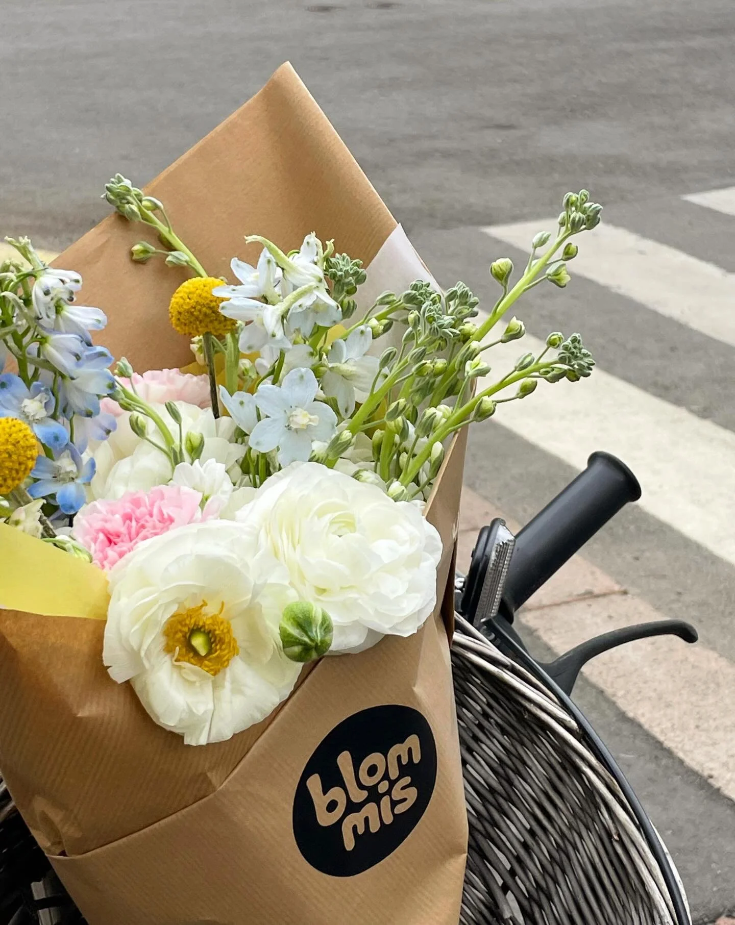 Blommiksen vappuviikon kimppu! 🩷 Tee tilaus verkossa blommis.fi ja nauti kukista jatkuvana kuukausitilauksena. 🌸