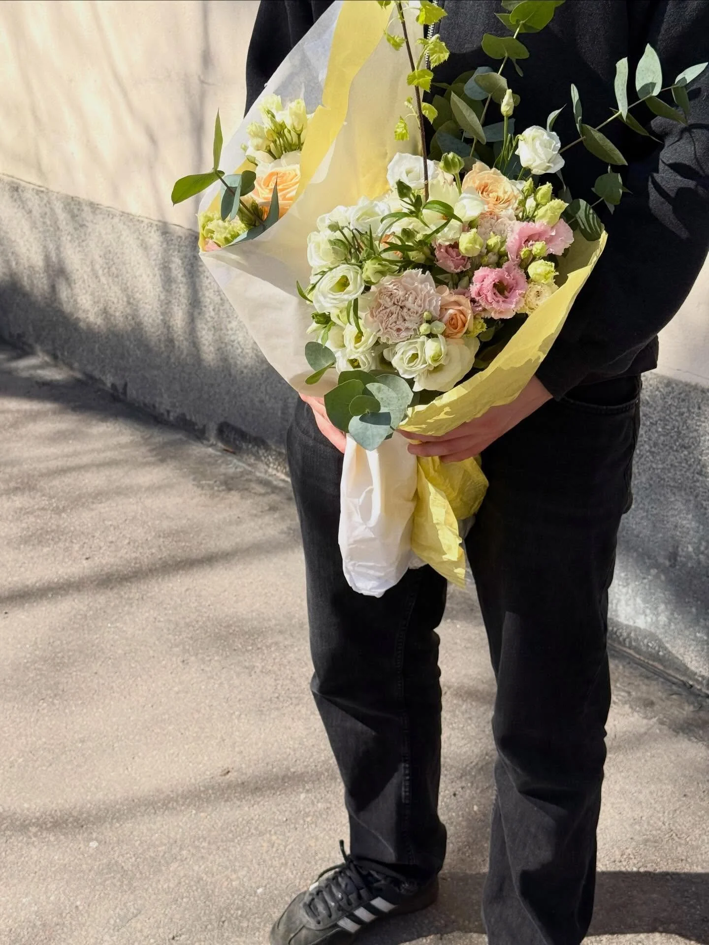Treat your favourite person 💘 Kukkien kuukausitilaus itsellesi tai l&auml;heisellesi. Uusille tilaajille 2 ensimm&auml;ist&auml; kuukautta 60 &euro;/kk sis. 2 kimppua kotiinkuljetettuna 😙 #blommis