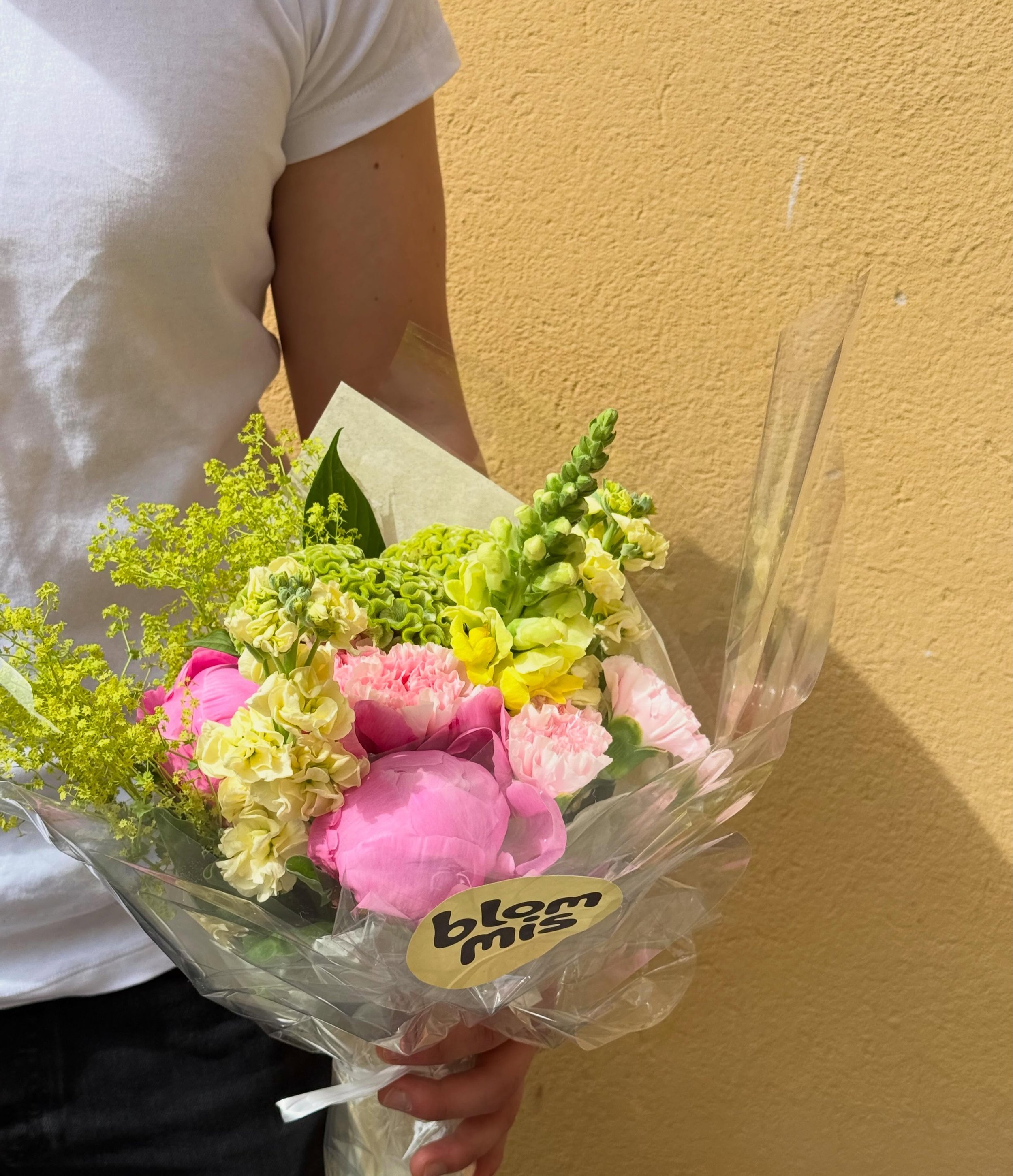 T&auml;n&auml;&auml;n on j&auml;lleen toimitusp&auml;iv&auml; Blommiksen asiakkaille! Kes&auml;isest&auml; kimpusta l&ouml;ytyy mm. pionia, neilikkaa, leukoijaa sek&auml; kukonharjaa. 🌸🩷

Tee oma kuukausitilaus osoitteessa blommis.fi 💛

#flowers #
