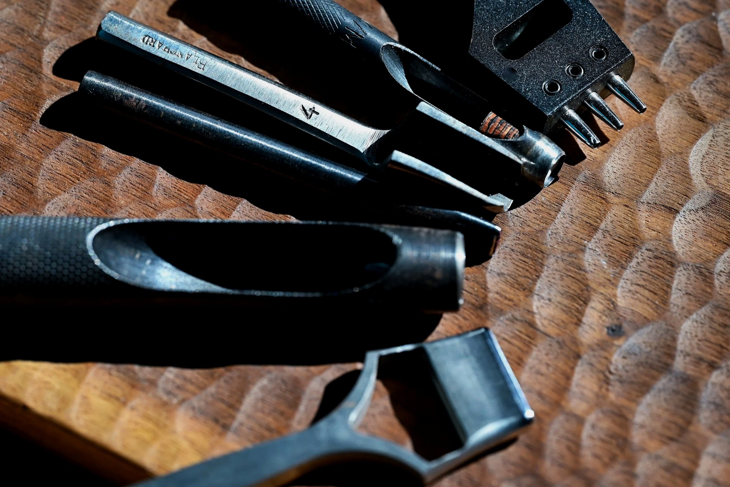 Ensemble de 5 emporte-pièces posés sur une table en bois ancien