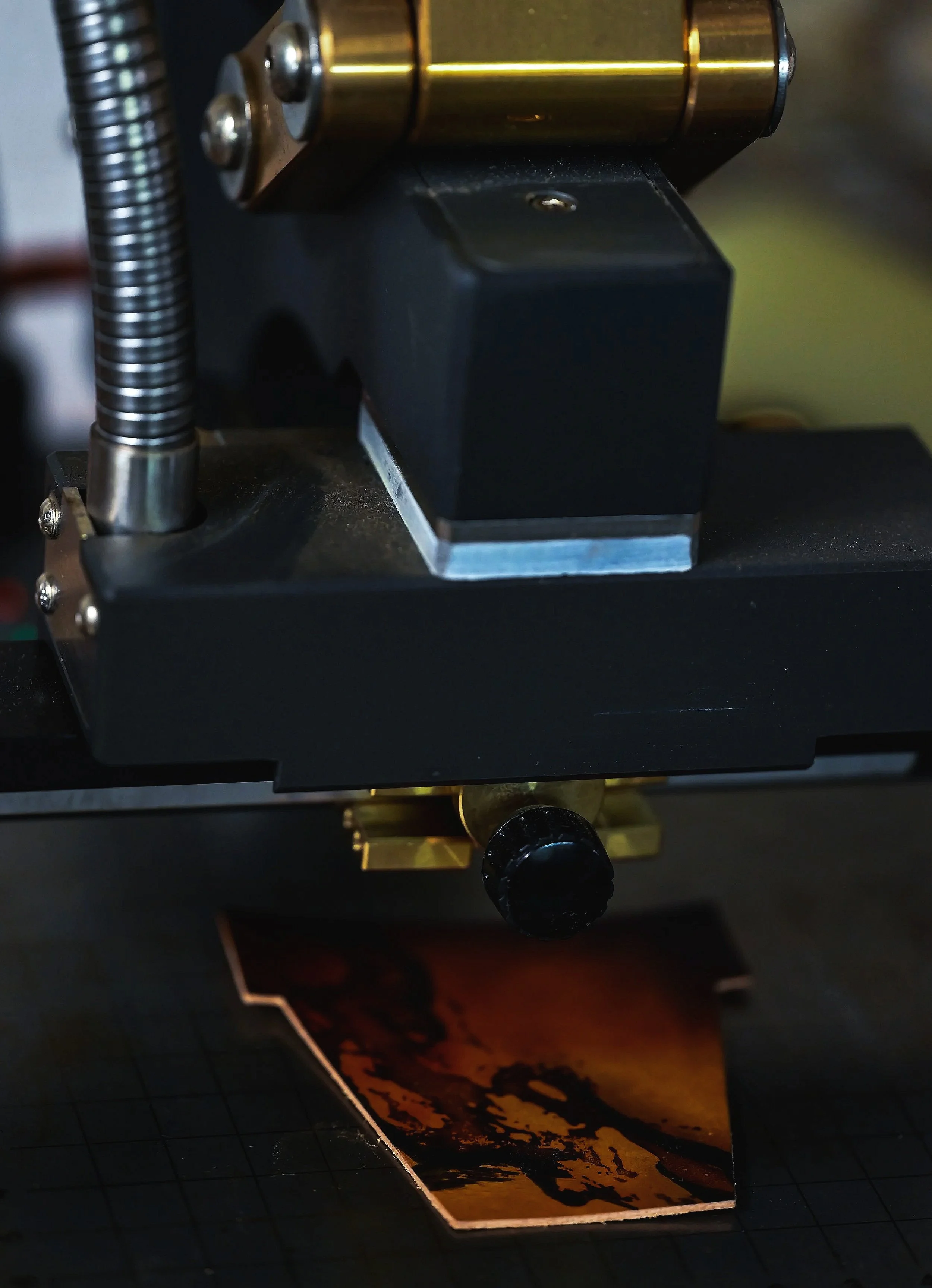 une machine de marquage à chaud avec un morceau de cuir végétal patiné en dessous