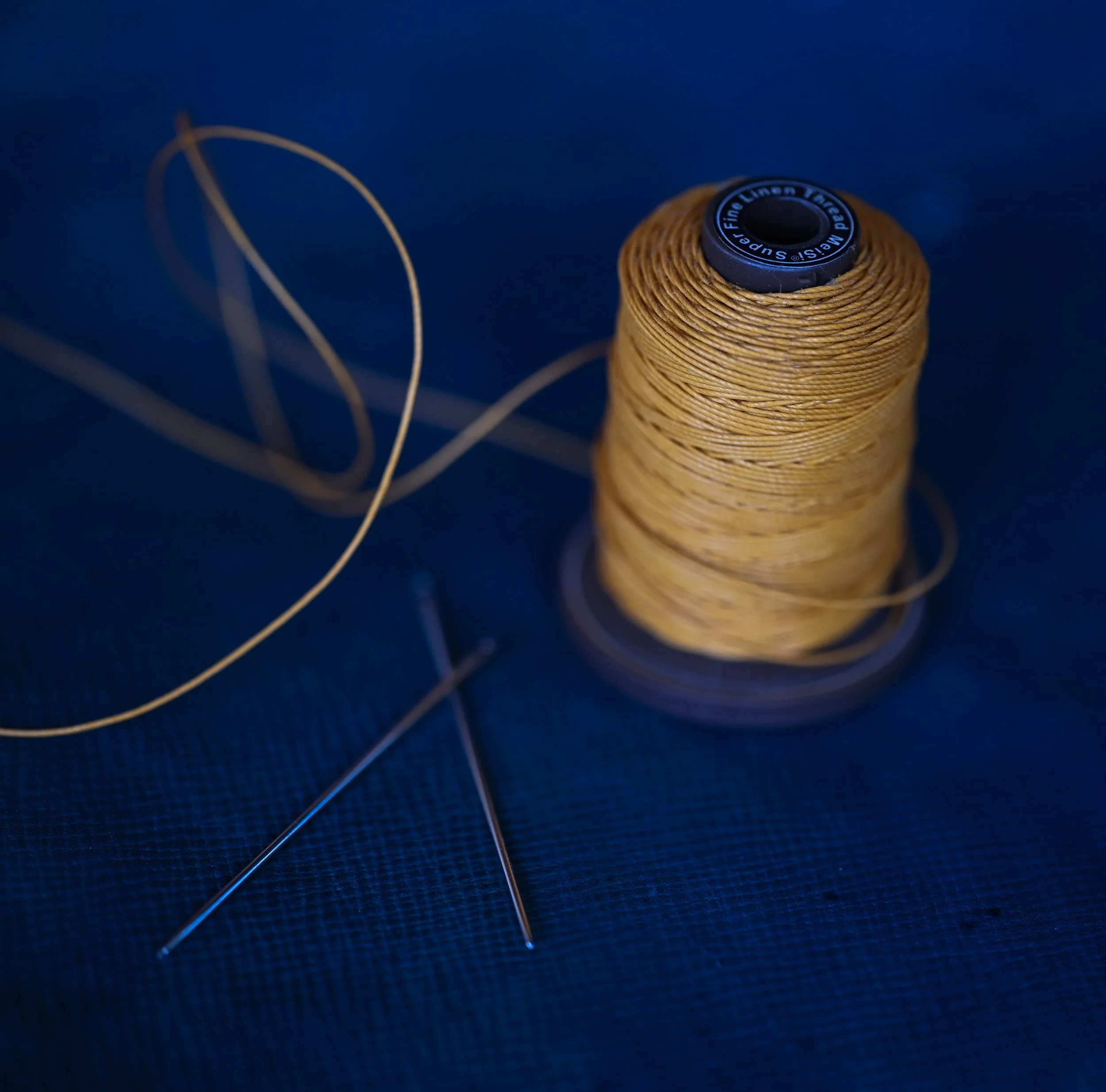 La couture en maroquinerie : quand tradition et durabilité ne sont reliées que par un fil…