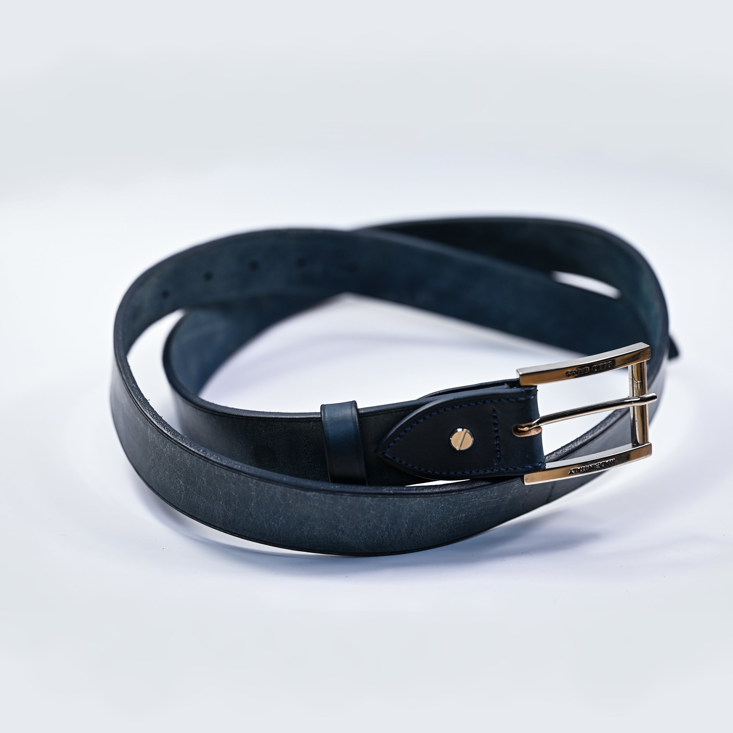 Ceinture en cuir noire avec boucle métallique