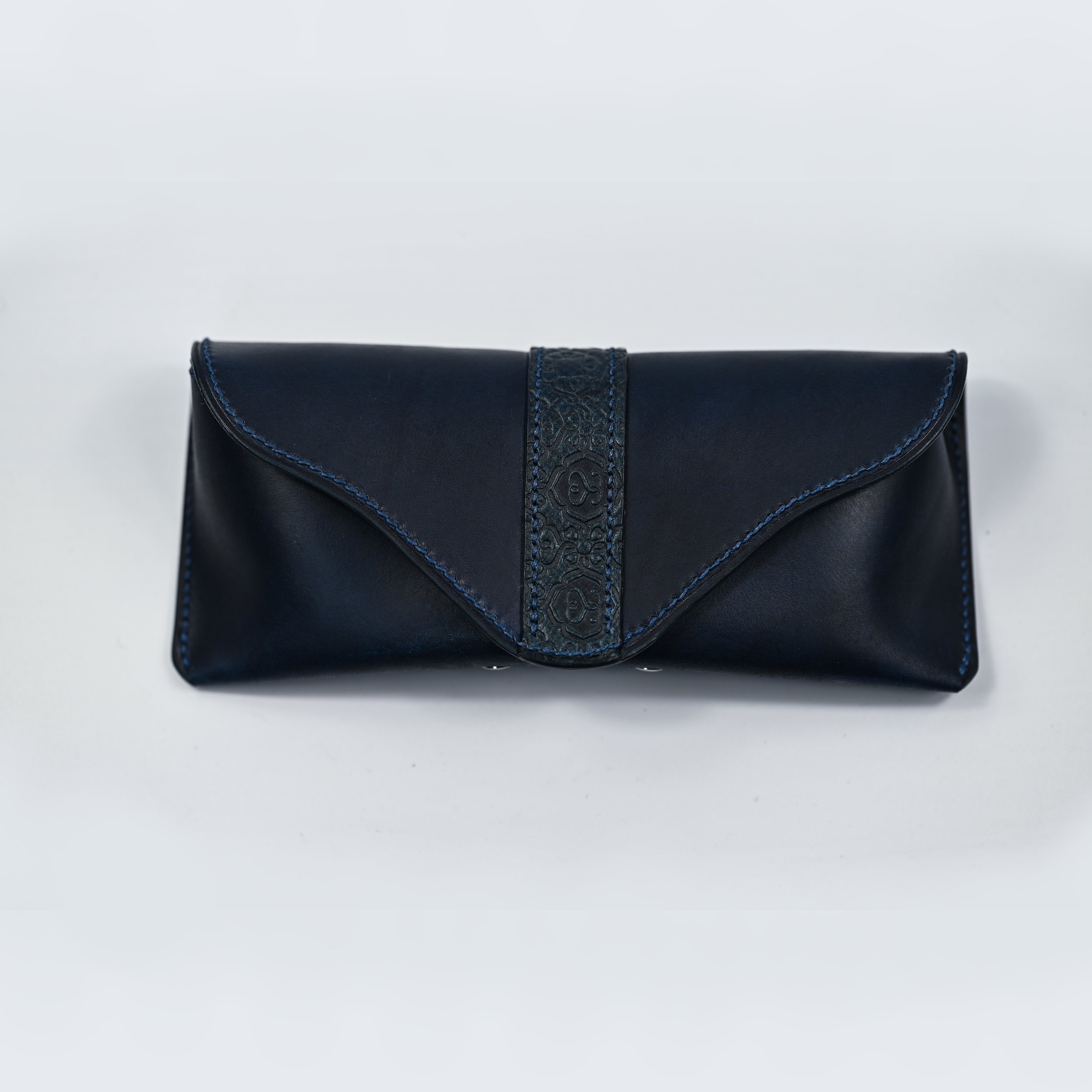 Une pochette noire en cuir avec une bande centrale décorative.