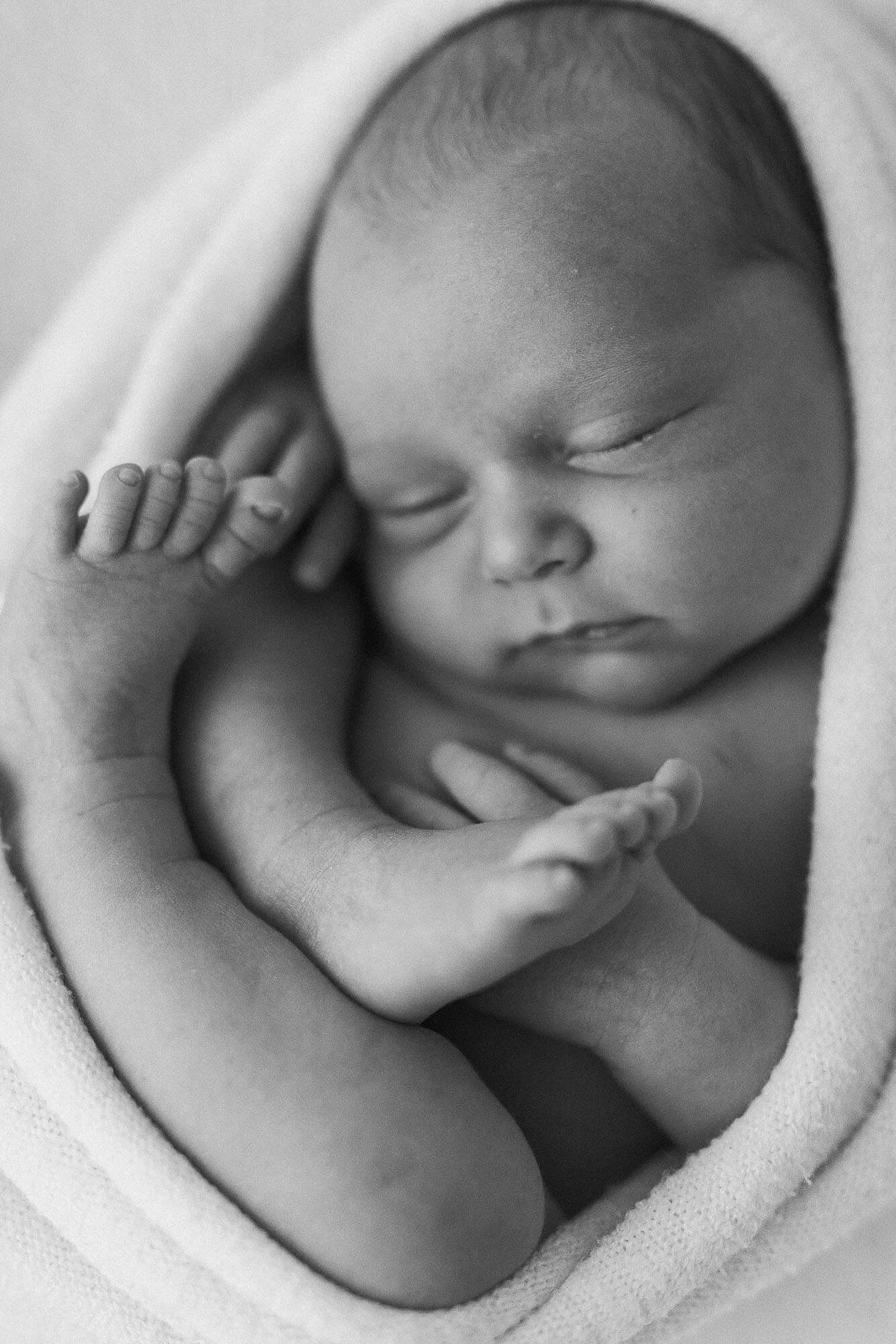 Newborn kuvaus Oulun seutu kotona - vauvan varpaat lähikuvassa