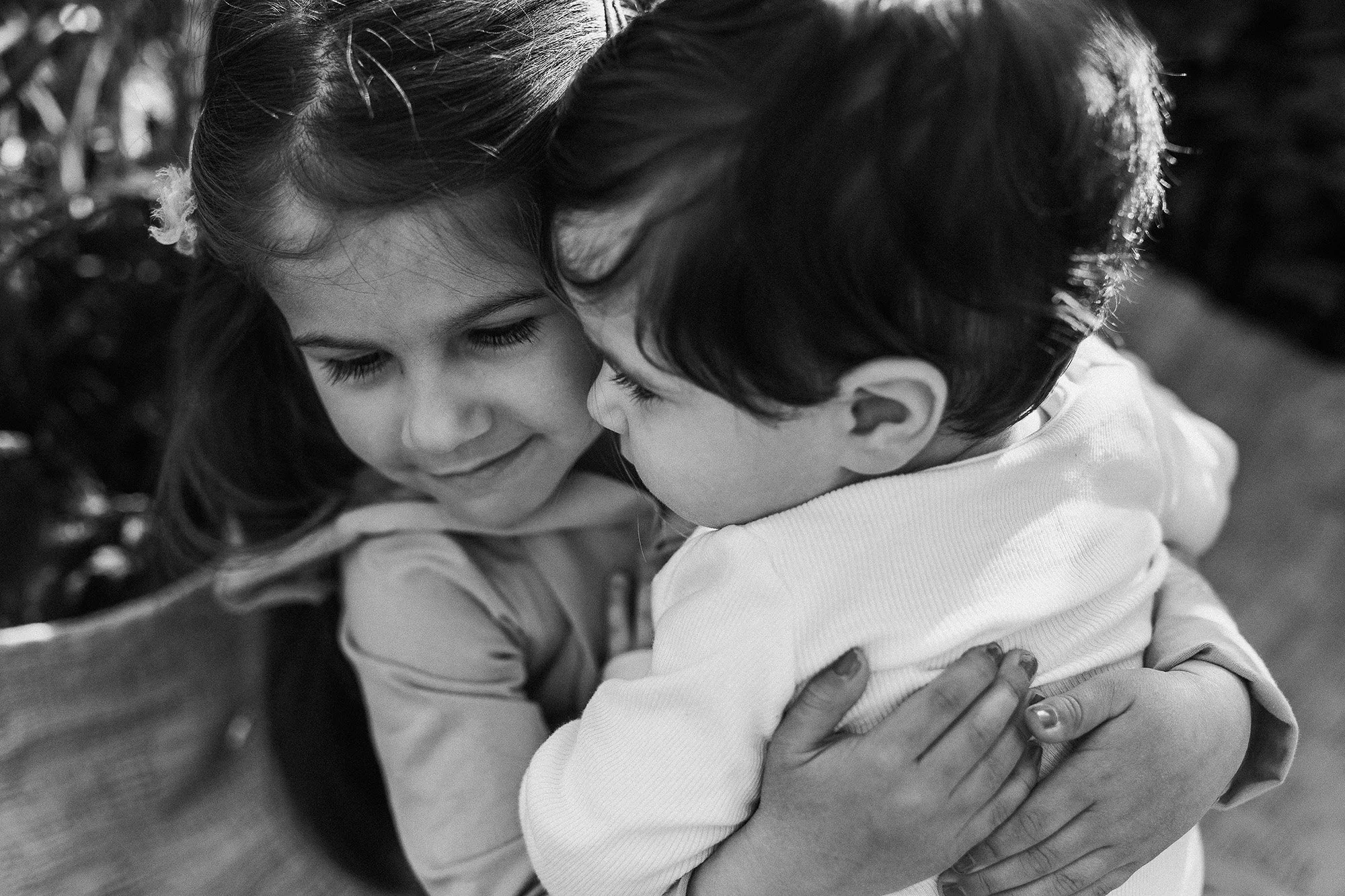 Sisaruskuvausta Oulussa puistossa