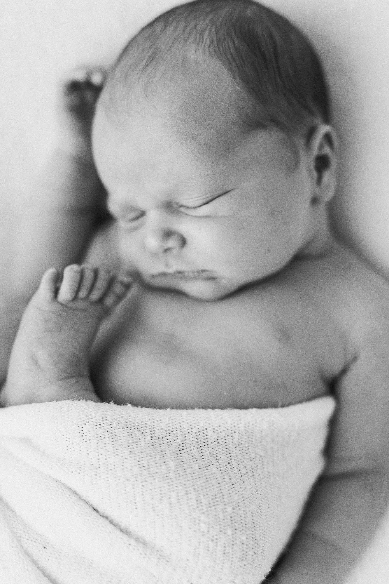 Newbornkuvaaja Oulun seutu - vauva nukkuu kapaloituna