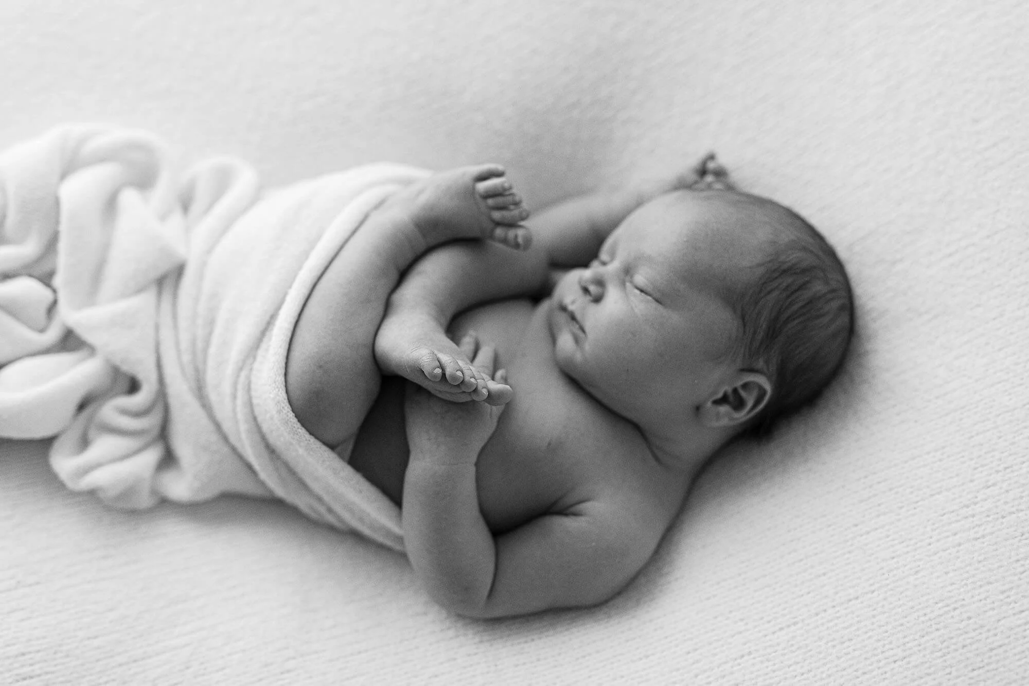 Newborn kuvaus kotona Kempele - kauniisti kapaloituna kuvattuna 