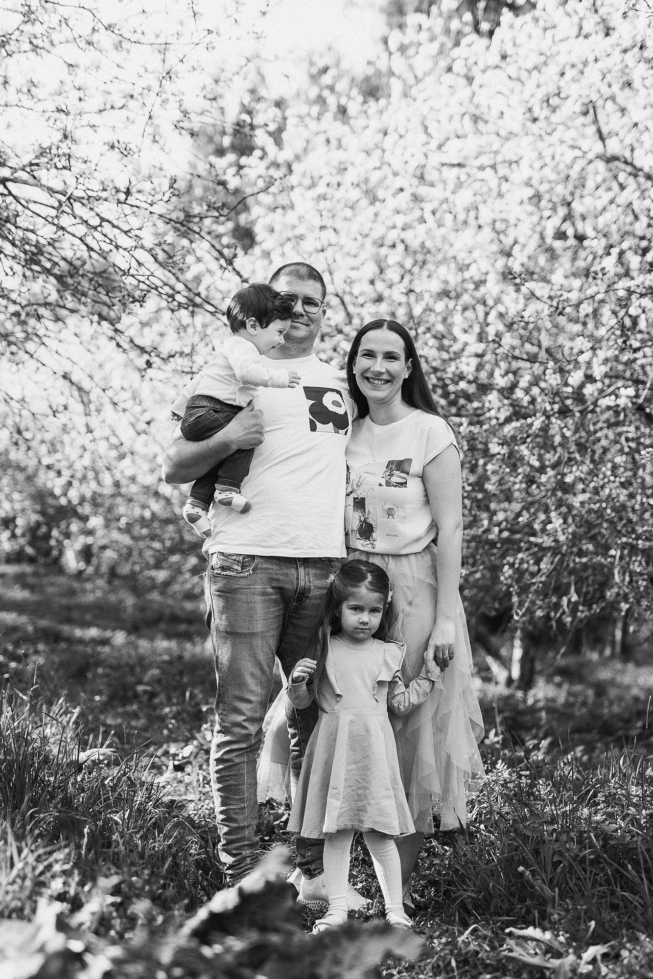 Perhettä kuvataan puistossa