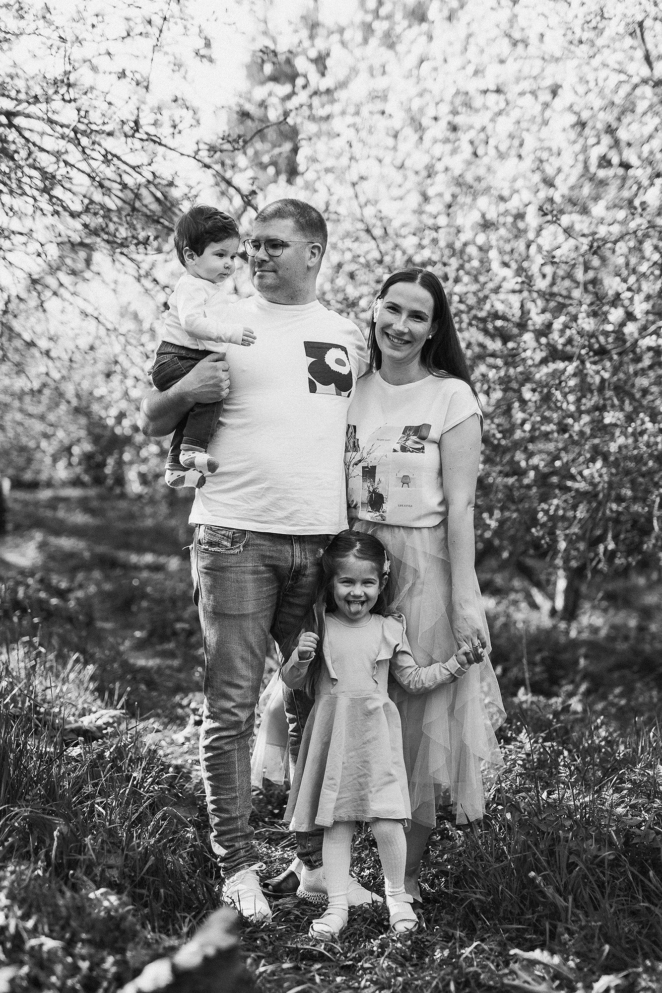 Perheen kuvausta puistossa