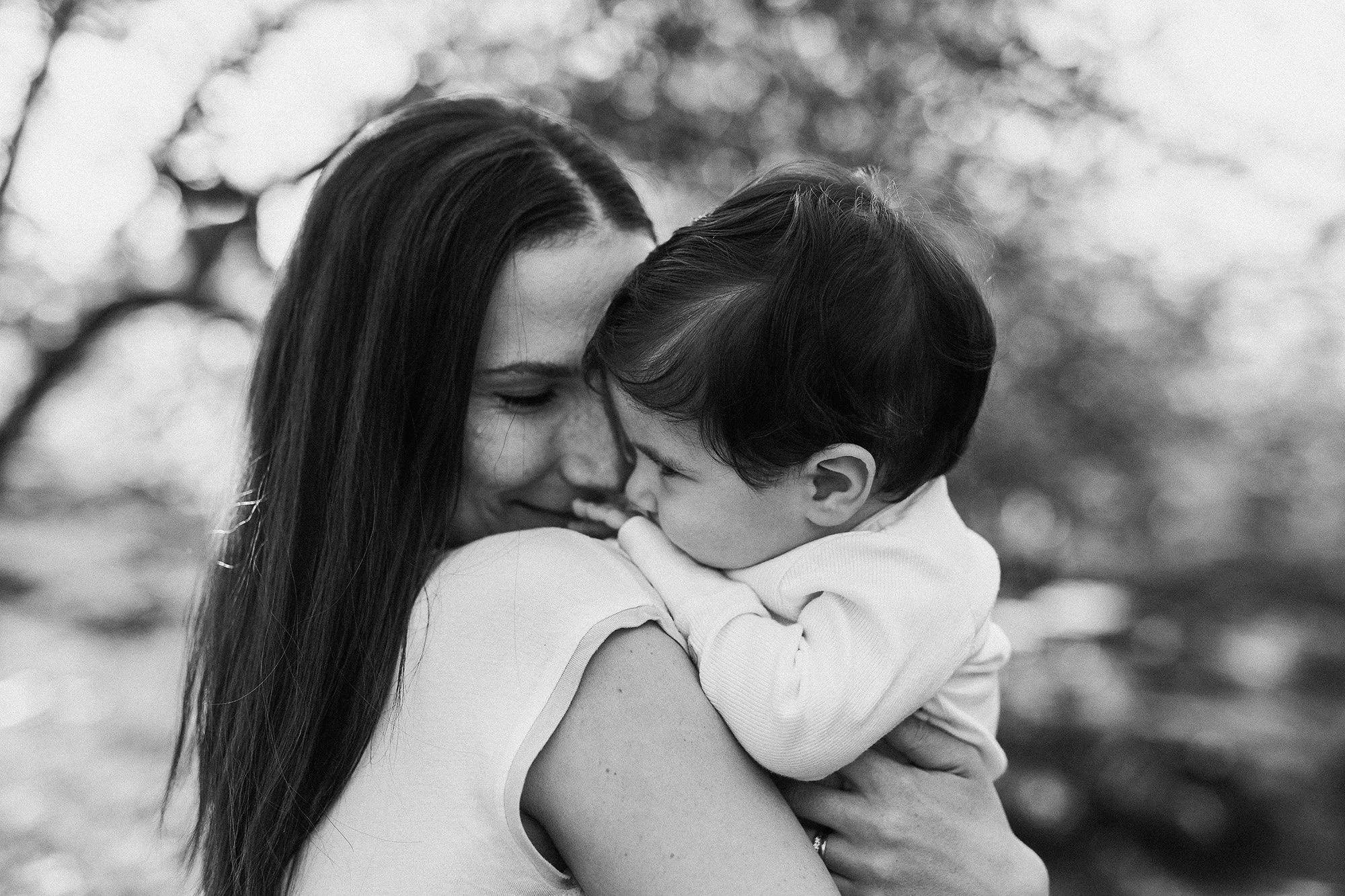 Perhekuvaaja Oulussa puistossa